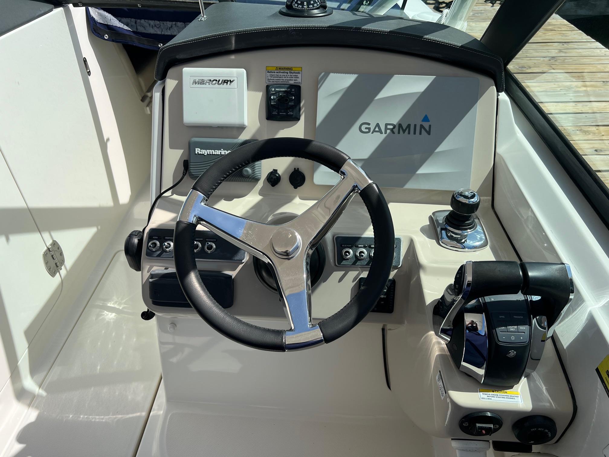 2016-boston-whaler-270-vantage-power-9819173-20250529104414992-1_XLARGE