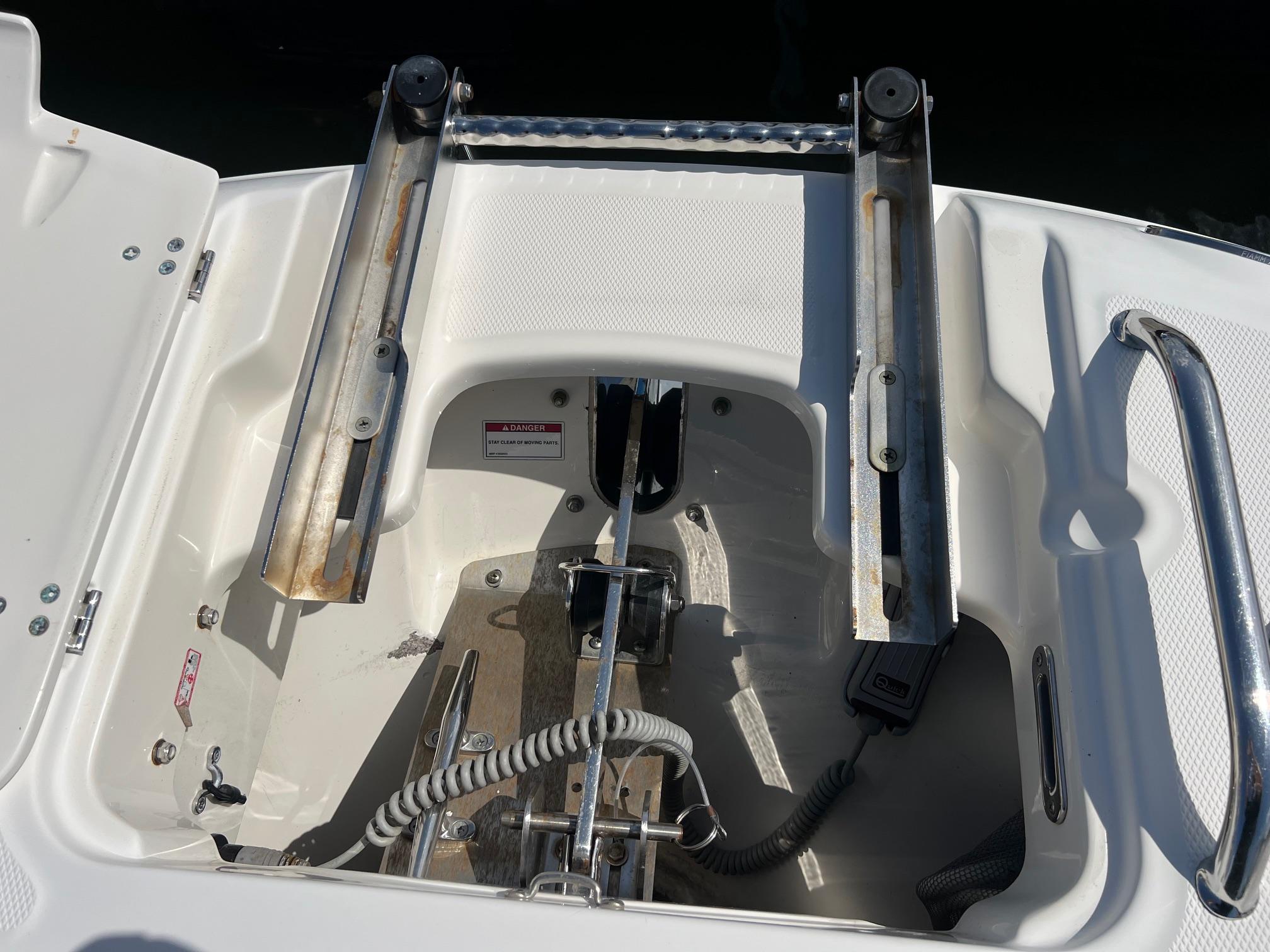 2016-boston-whaler-270-vantage-power-9819173-20250529104421961-1_XLARGE