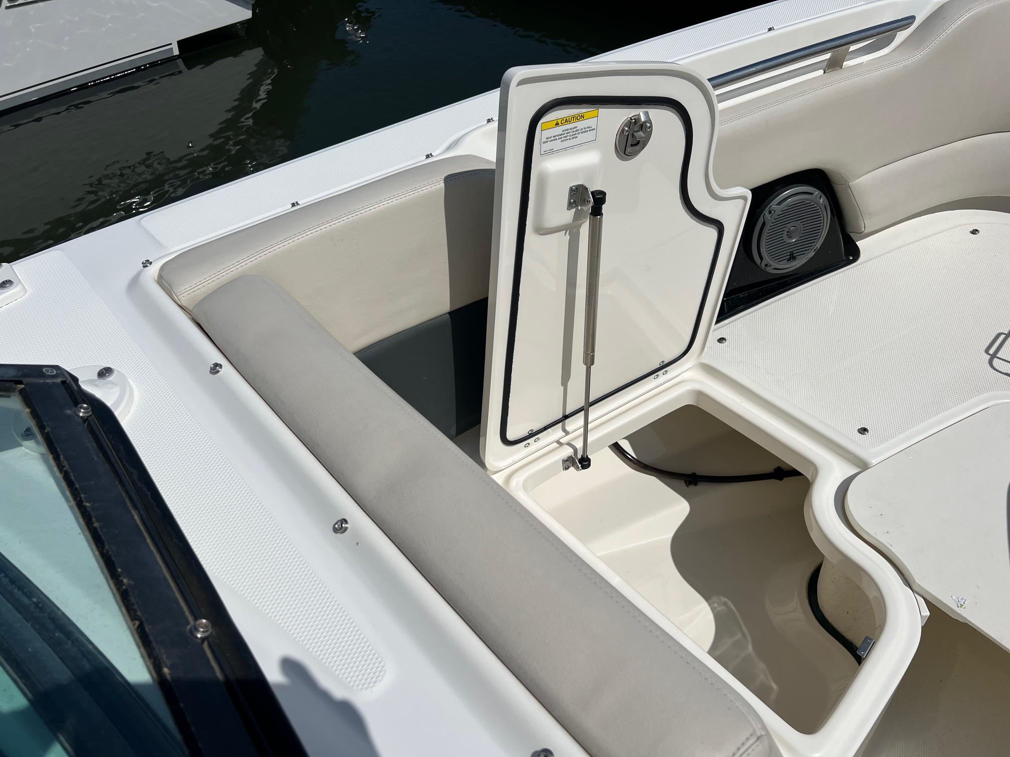 2016-boston-whaler-270-vantage-power-9819173-20250529104425987-1_XLARGE