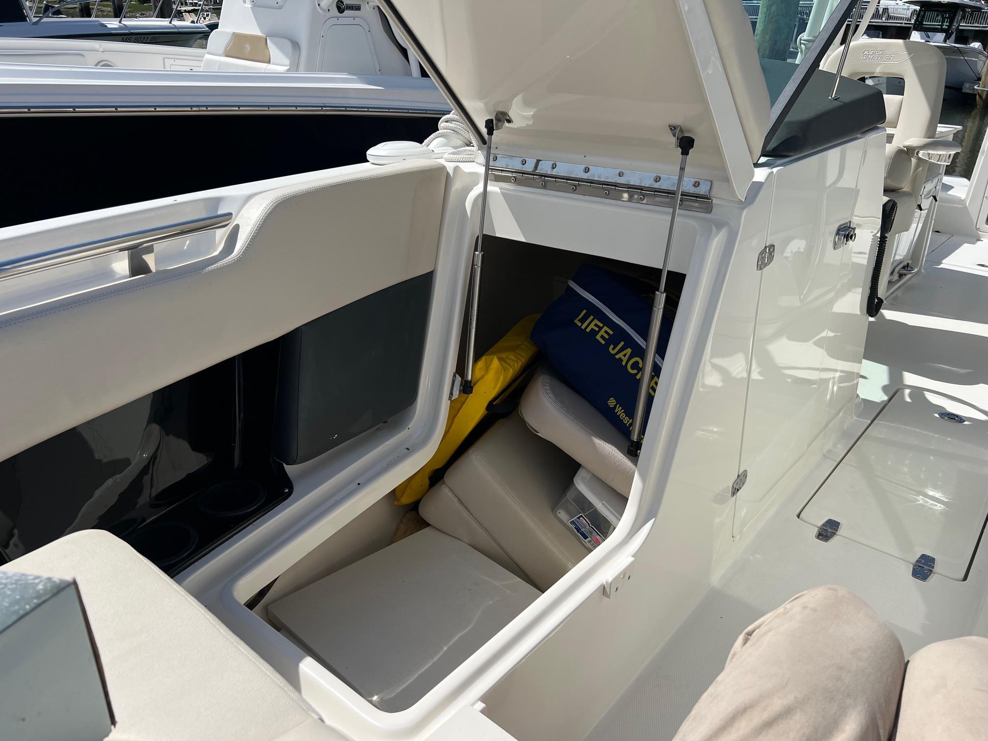 2016-boston-whaler-270-vantage-power-9819173-20250529104427989-1_XLARGE