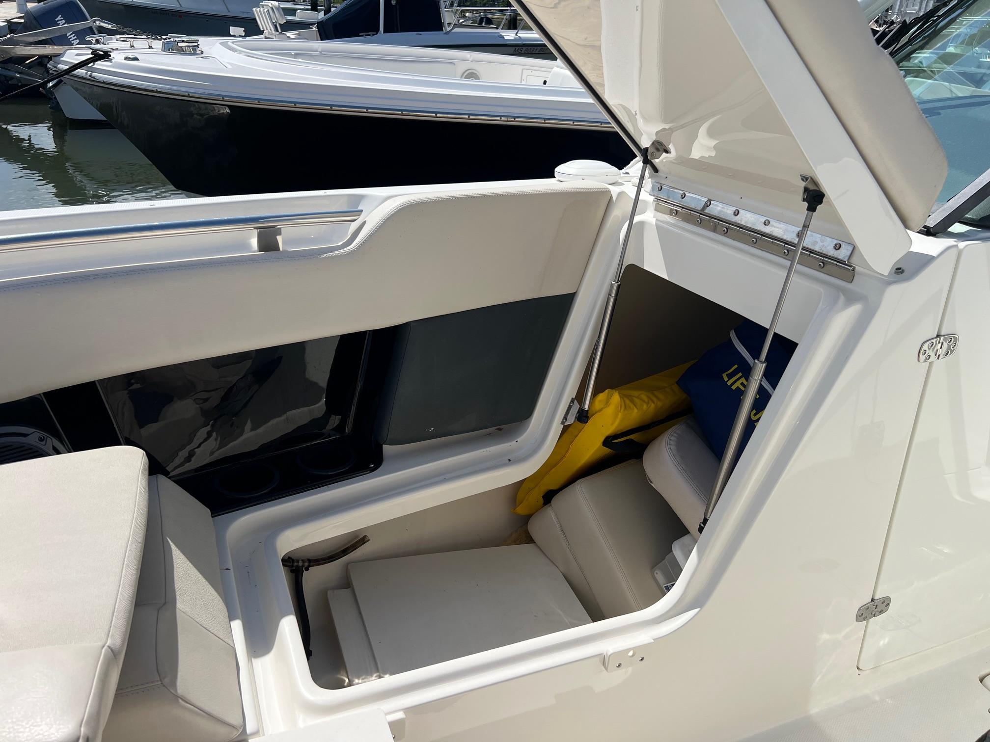 2016-boston-whaler-270-vantage-power-9819173-20250529104429997-1_XLARGE