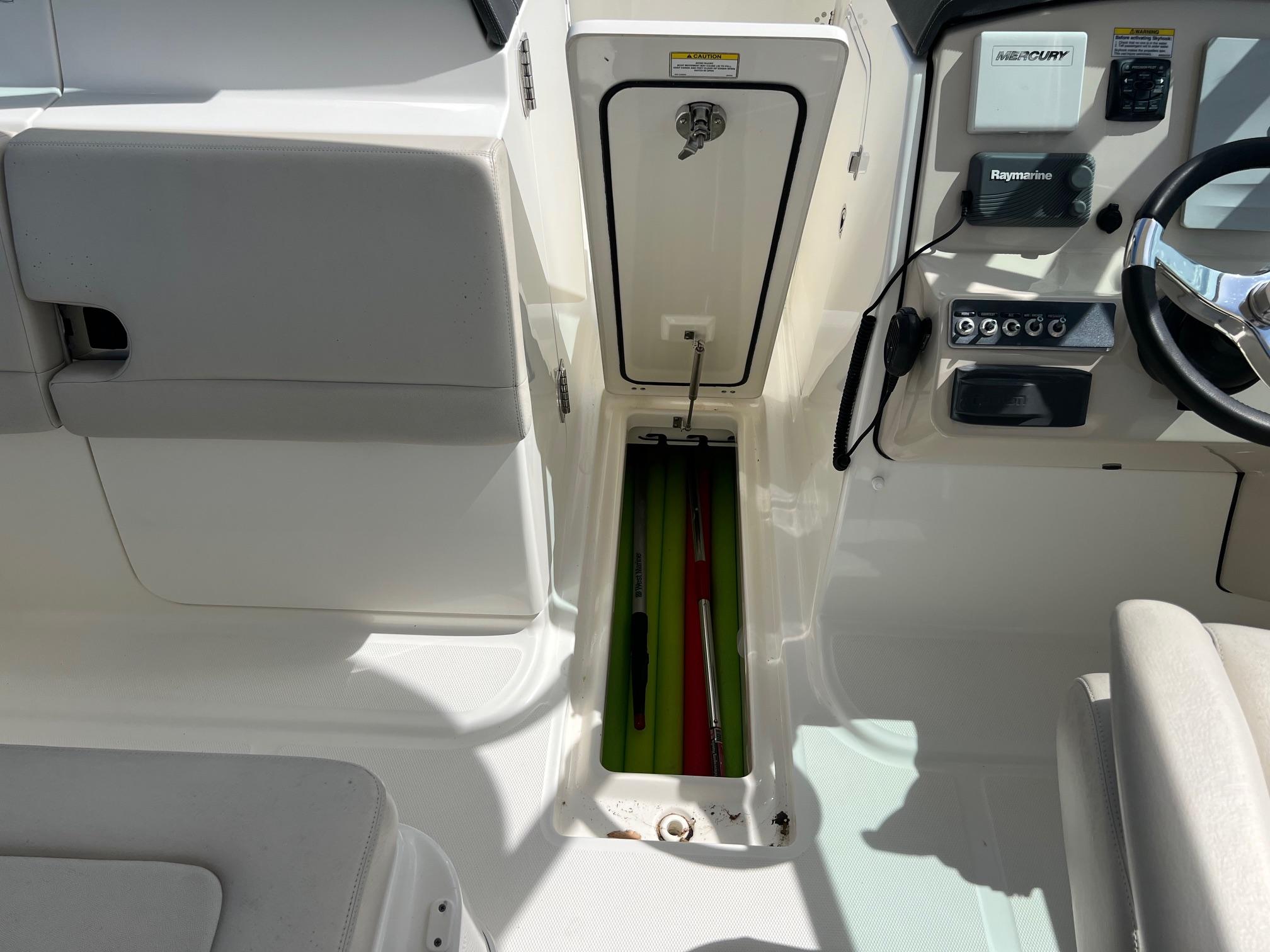 2016-boston-whaler-270-vantage-power-9819173-20250529104432141-1_XLARGE