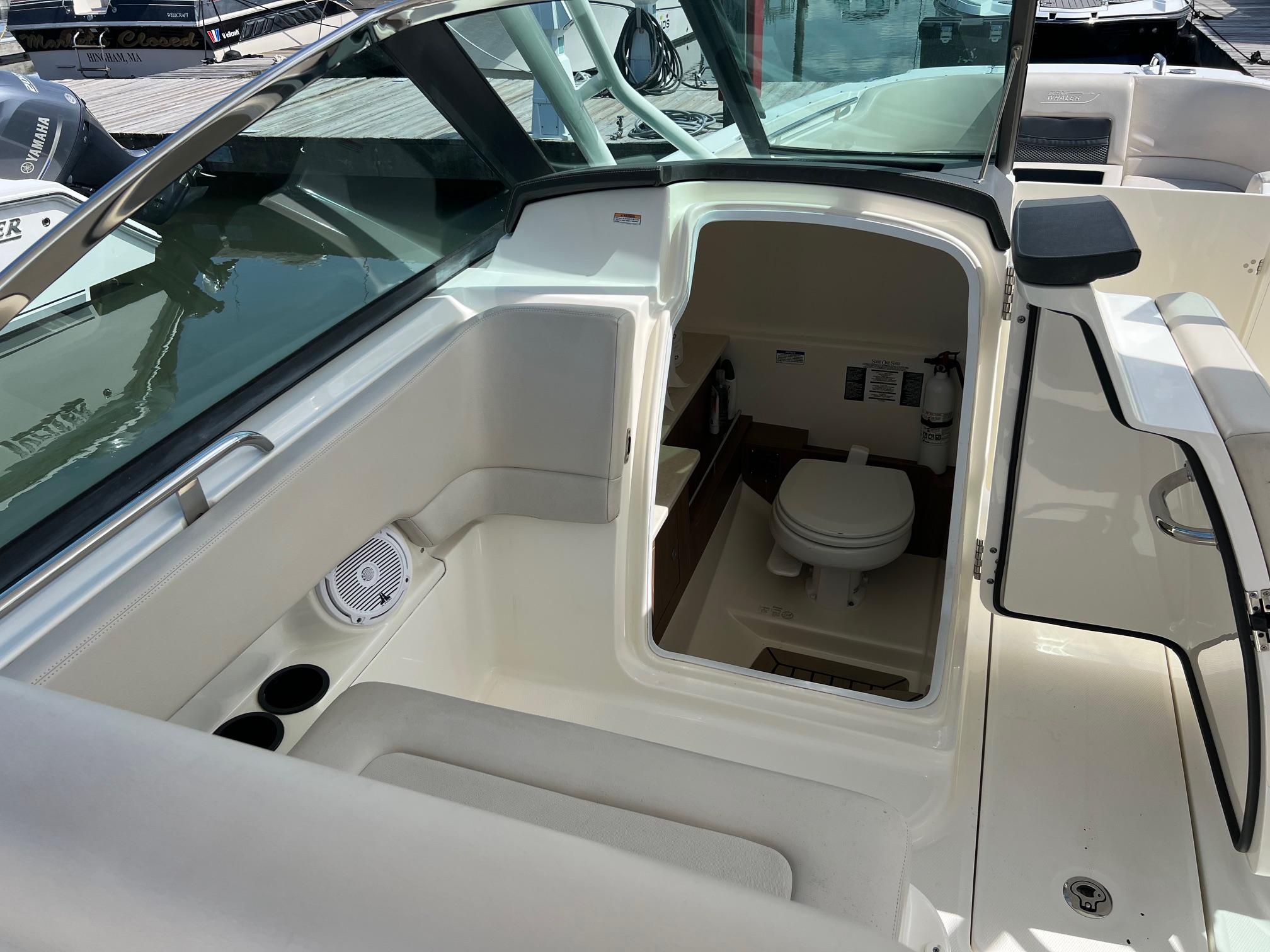2016-boston-whaler-270-vantage-power-9819173-20250529104434038-1_XLARGE