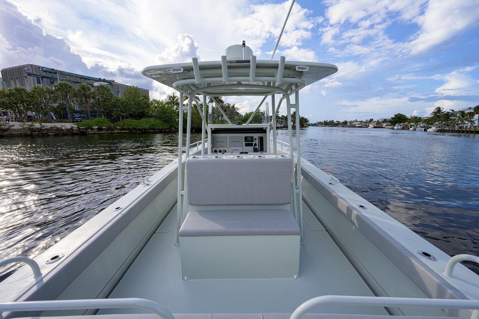 Boston Whaler 27 Guardian-Console Seating