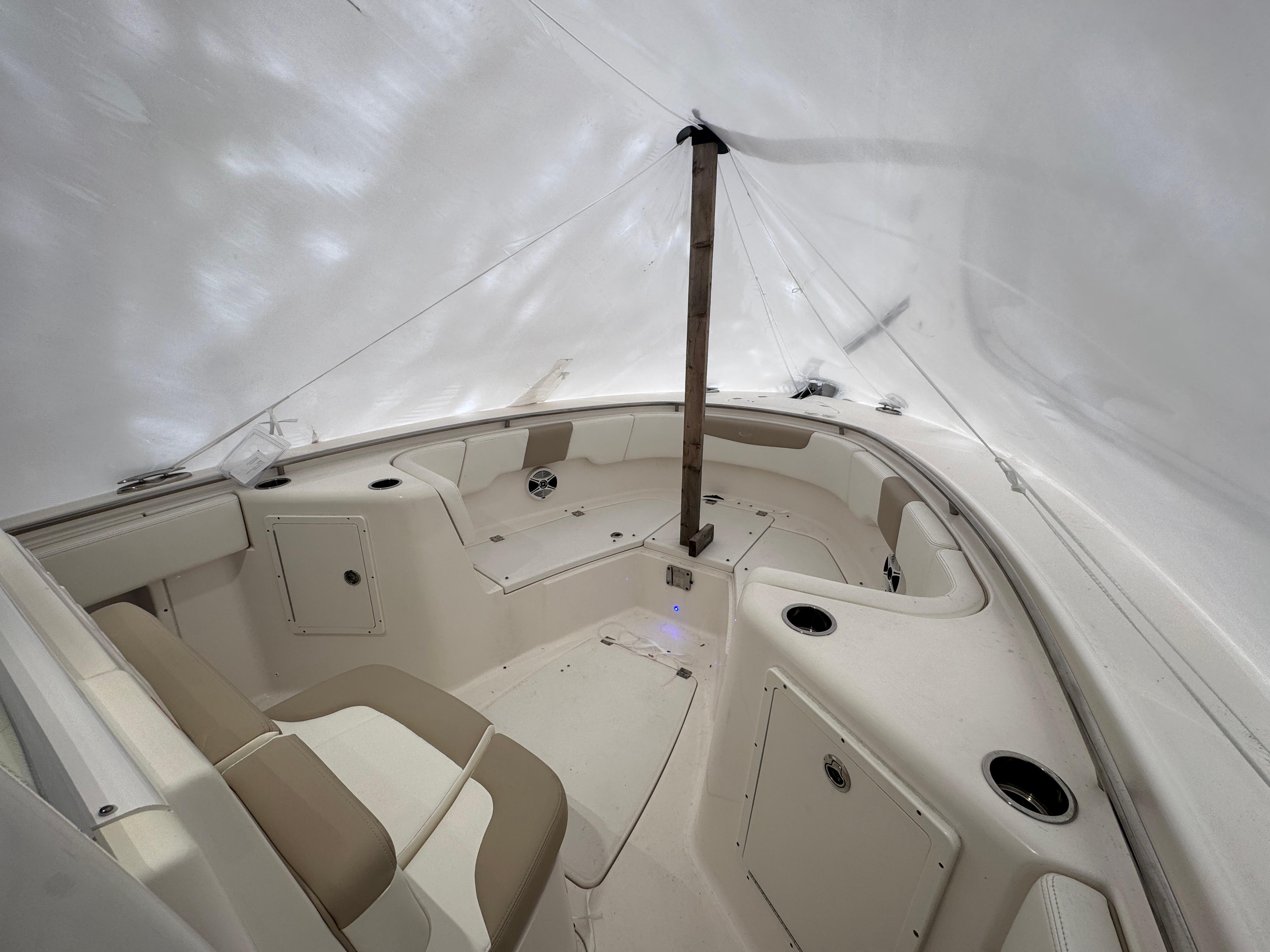2018-robalo-r302-center-console-power-9819227-20250529092825618-1_XLARGE