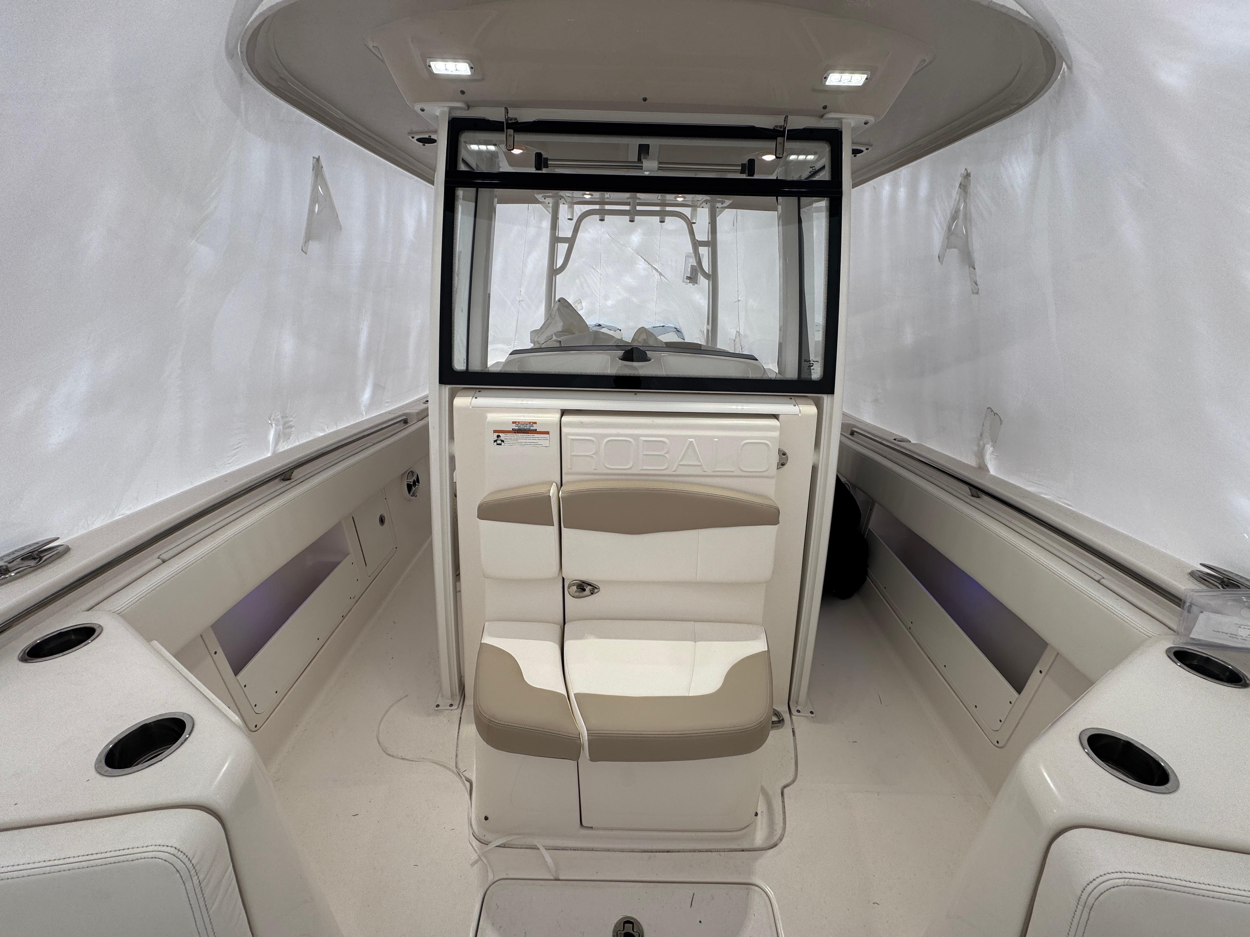 2018-robalo-r302-center-console-power-9819227-20250529092831976-1_XLARGE