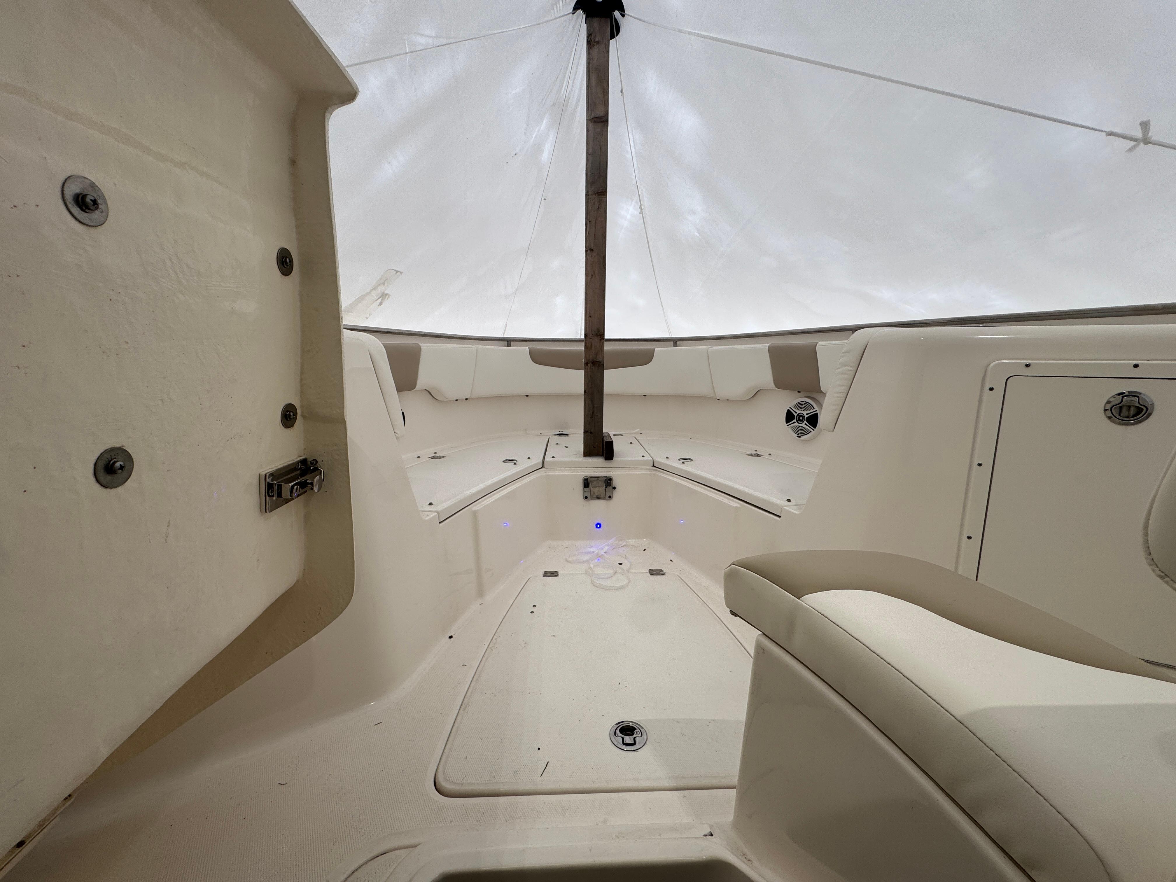 2018-robalo-r302-center-console-power-9819227-20250529092841782-1_XLARGE