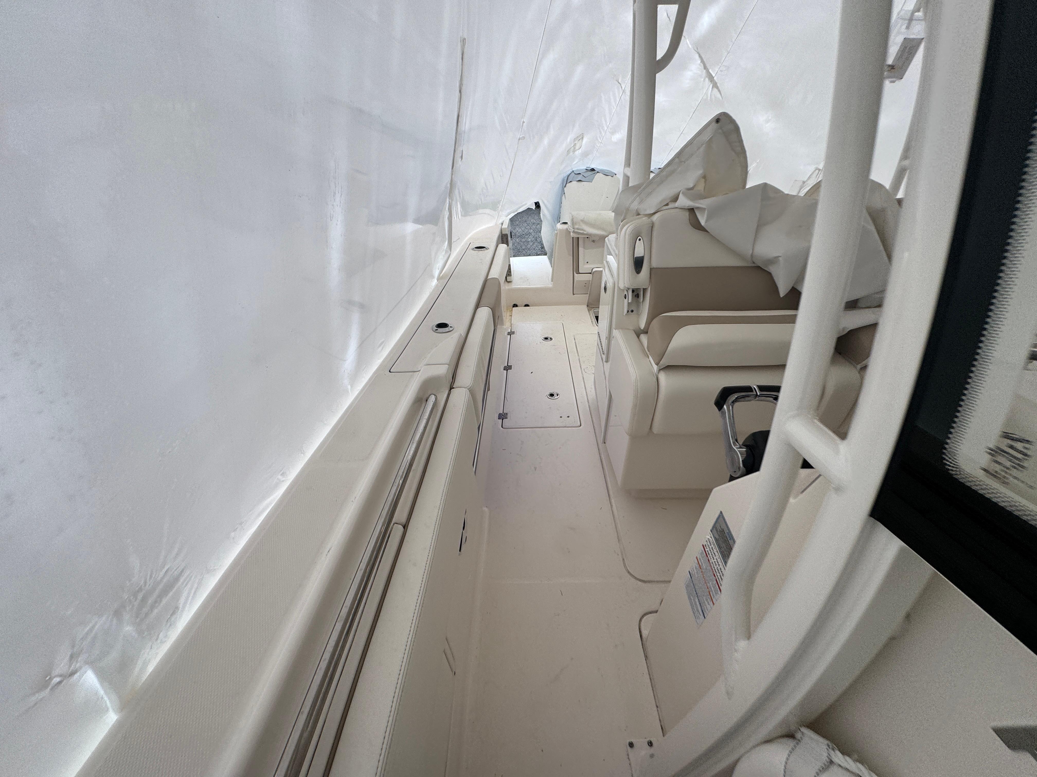 2018-robalo-r302-center-console-power-9819227-20250529092845898-1_XLARGE