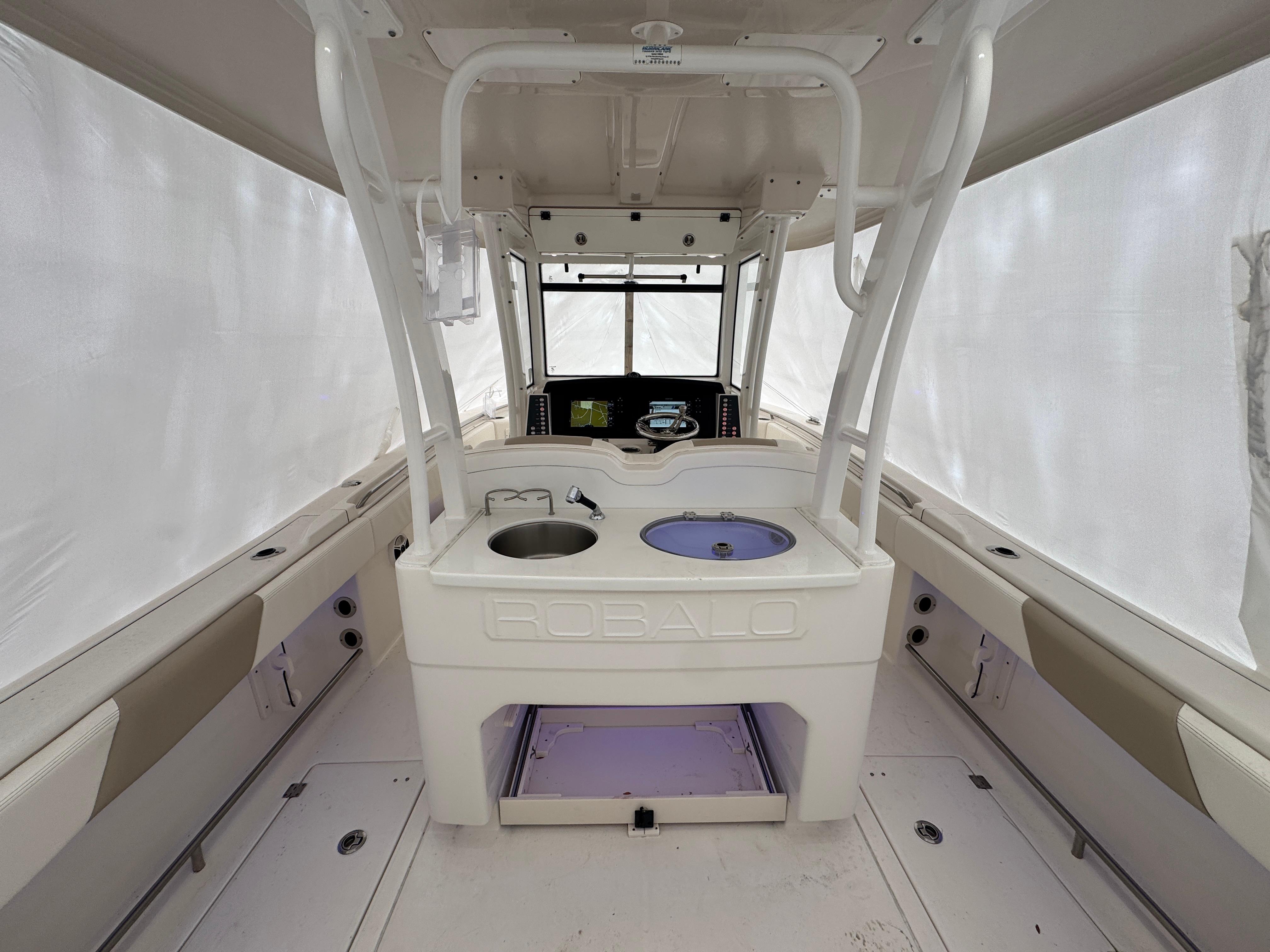 2018-robalo-r302-center-console-power-9819227-20250529092857909-1_XLARGE