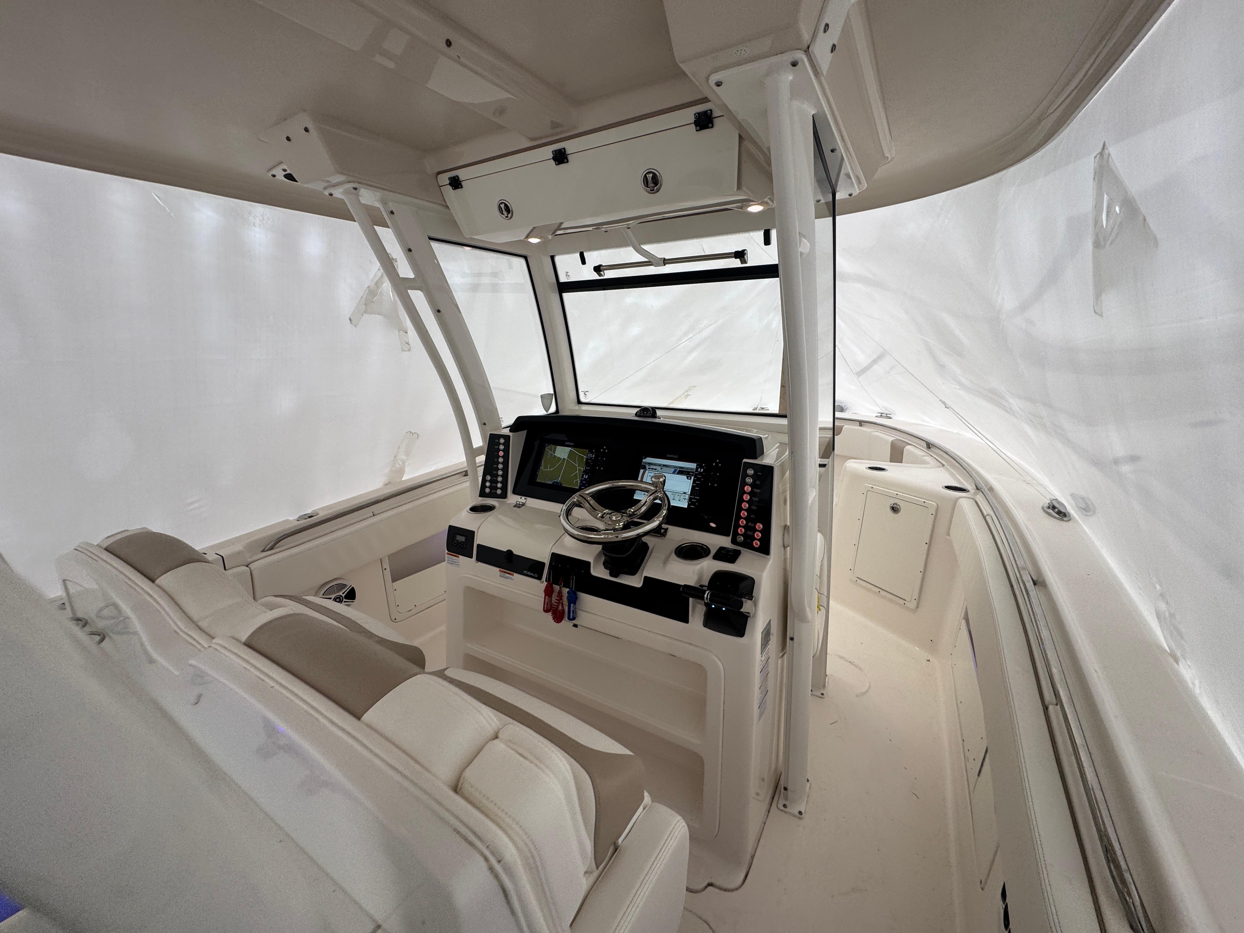 2018-robalo-r302-center-console-power-9819227-20250529092908955-1_XLARGE