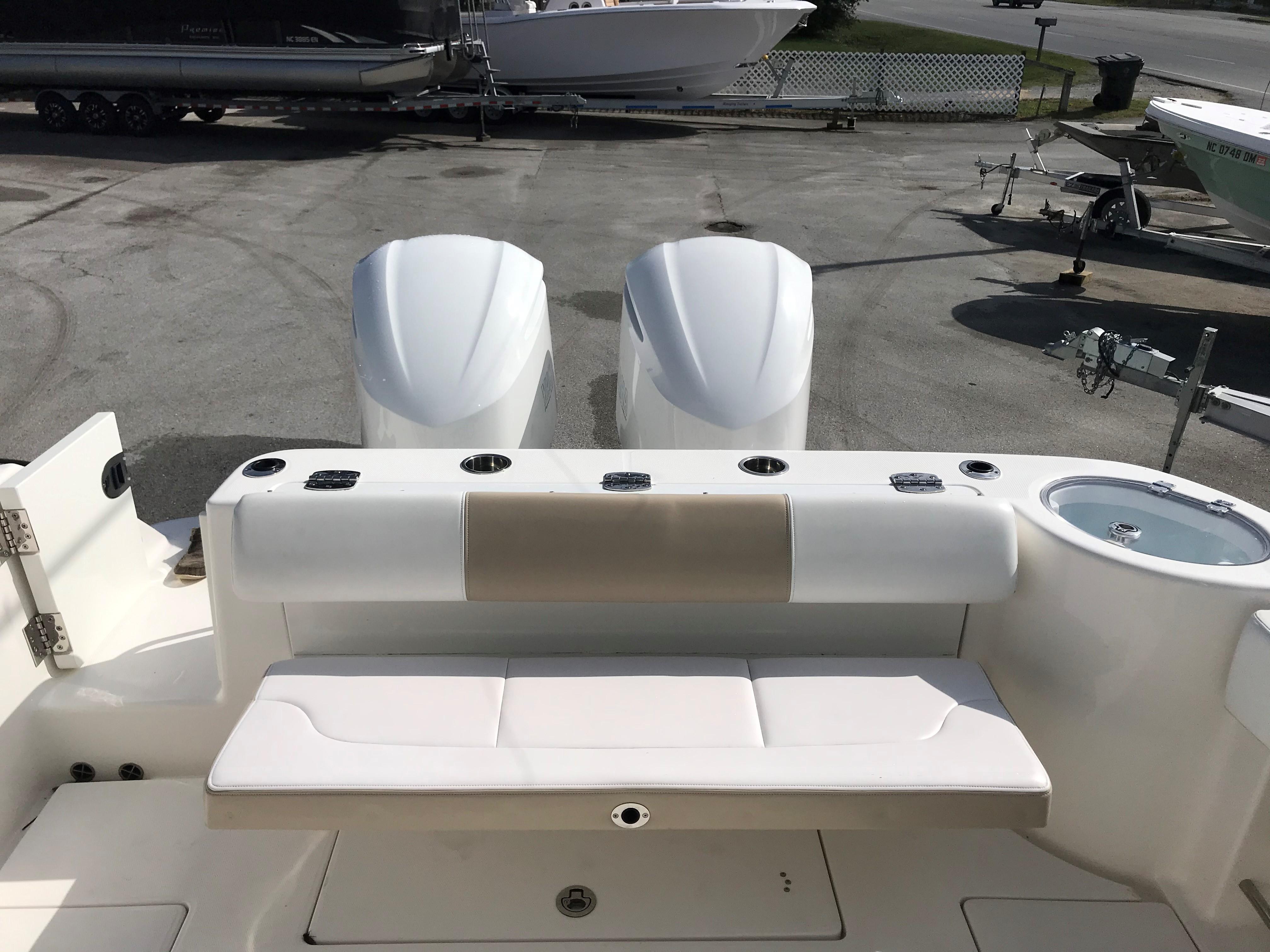 2018-robalo-r302-center-console-power-9819227-20250529104305903-1_XLARGE