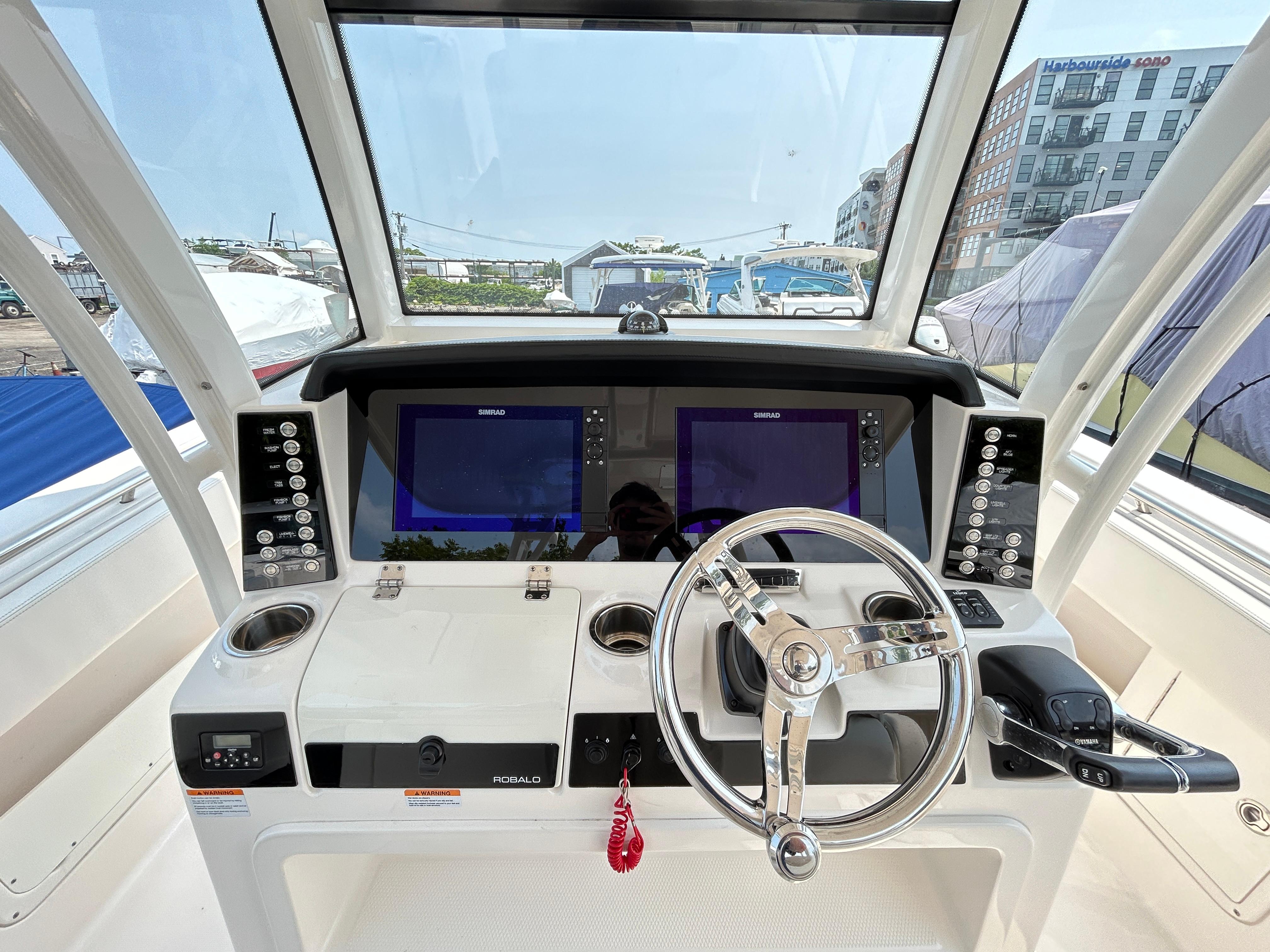 2018-robalo-r302-center-console-power-9819227-20250611131859862-1_XLARGE