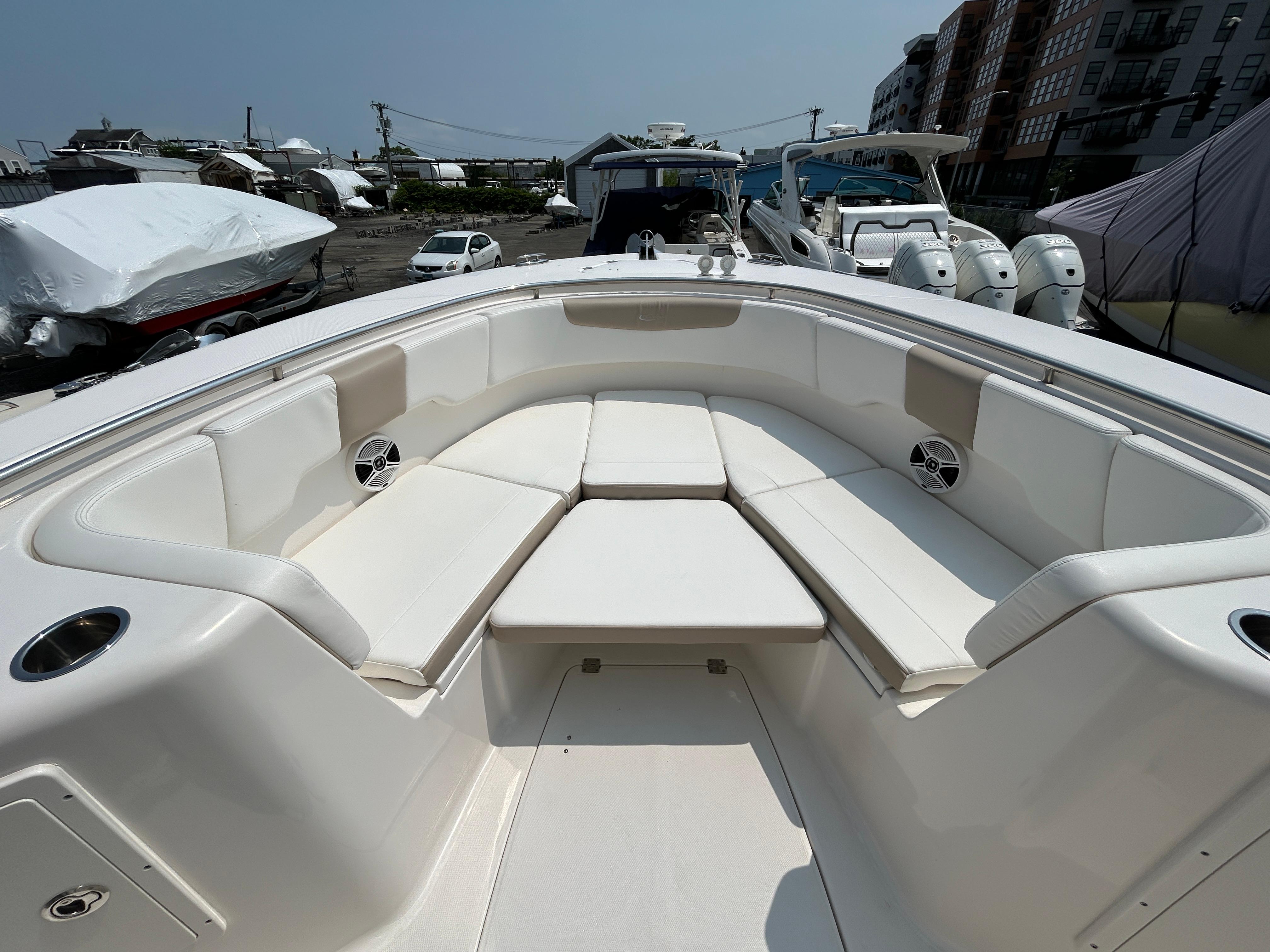 2018-robalo-r302-center-console-power-9819227-20250611131905705-1_XLARGE