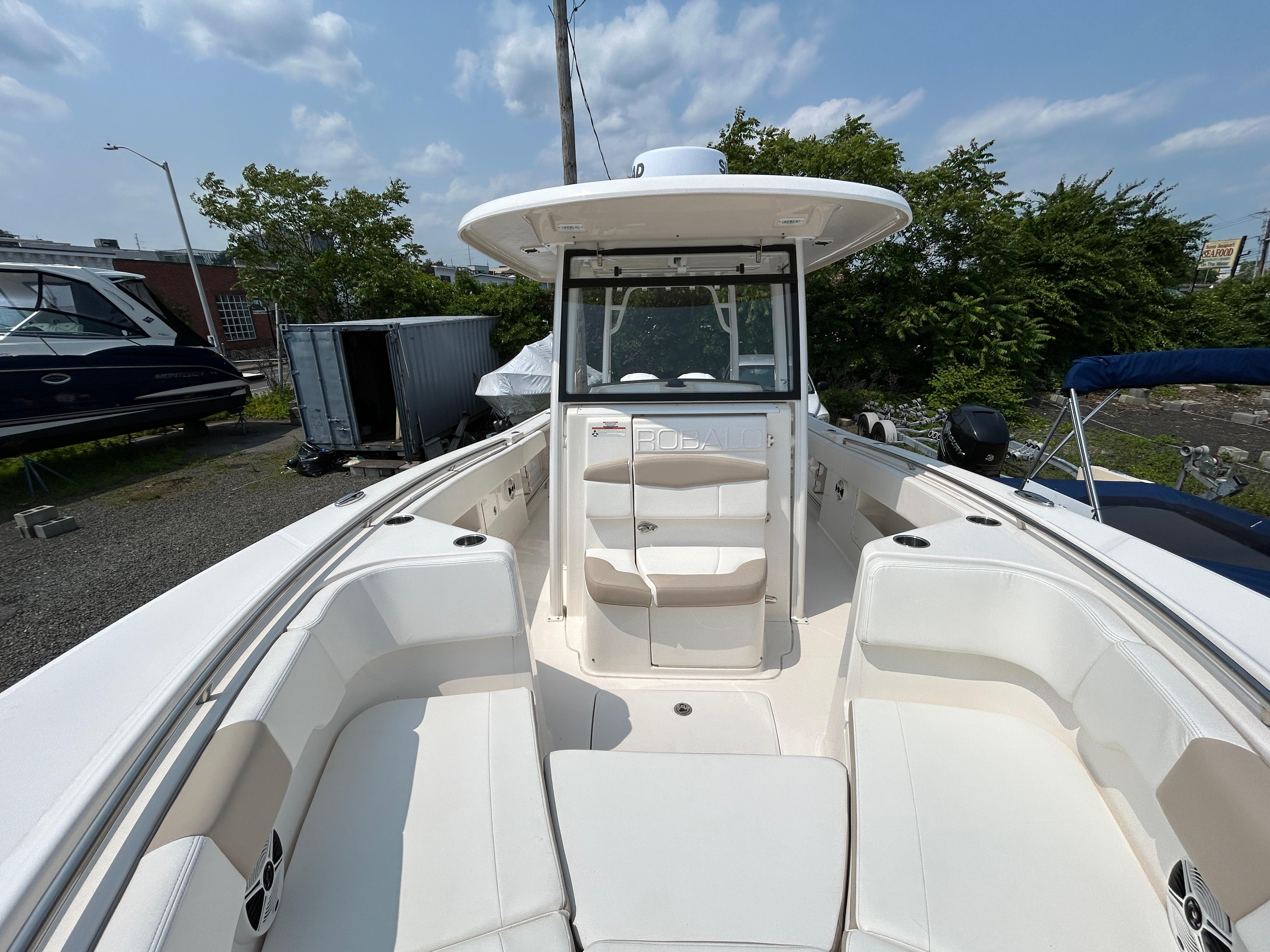 2018-robalo-r302-center-console-power-9819227-20250611131912028-1_XLARGE