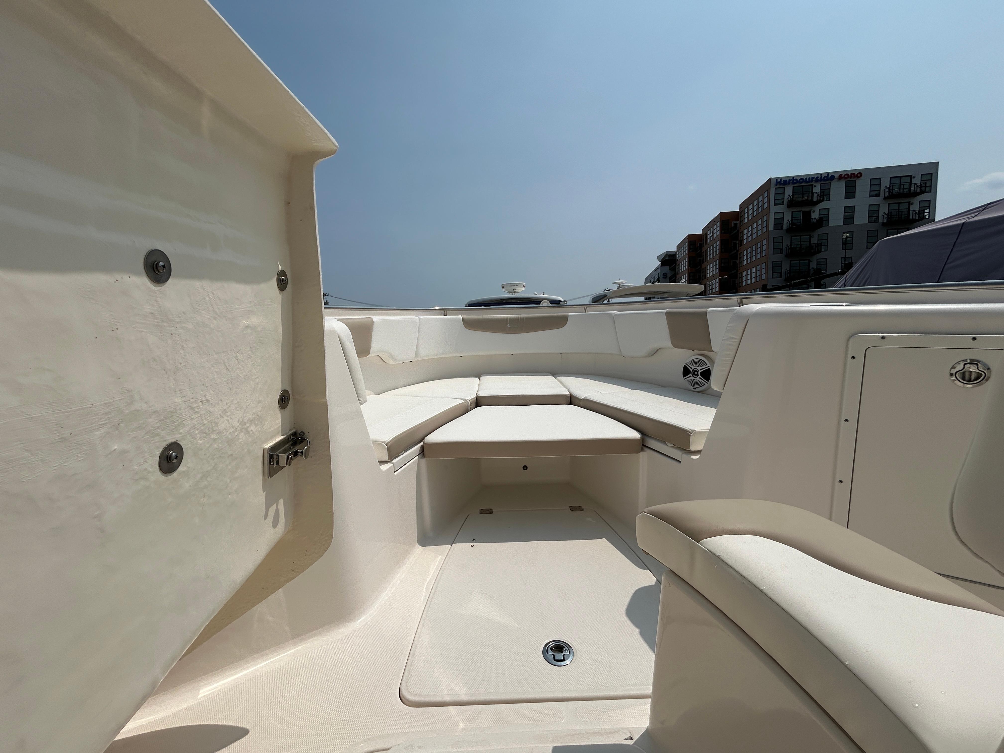 2018-robalo-r302-center-console-power-9819227-20250611131914647-1_XLARGE
