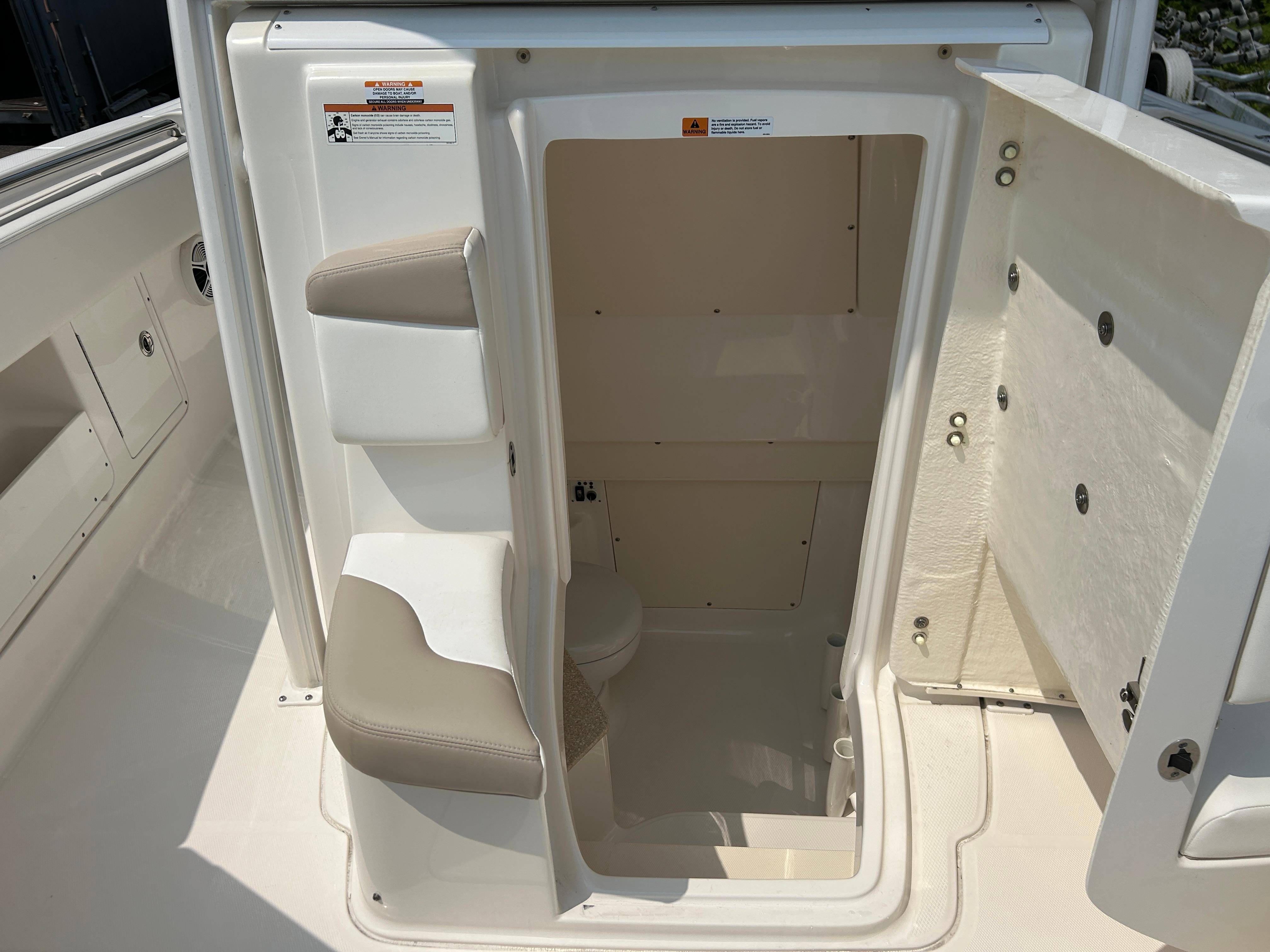 2018-robalo-r302-center-console-power-9819227-20250611131920923-1_XLARGE