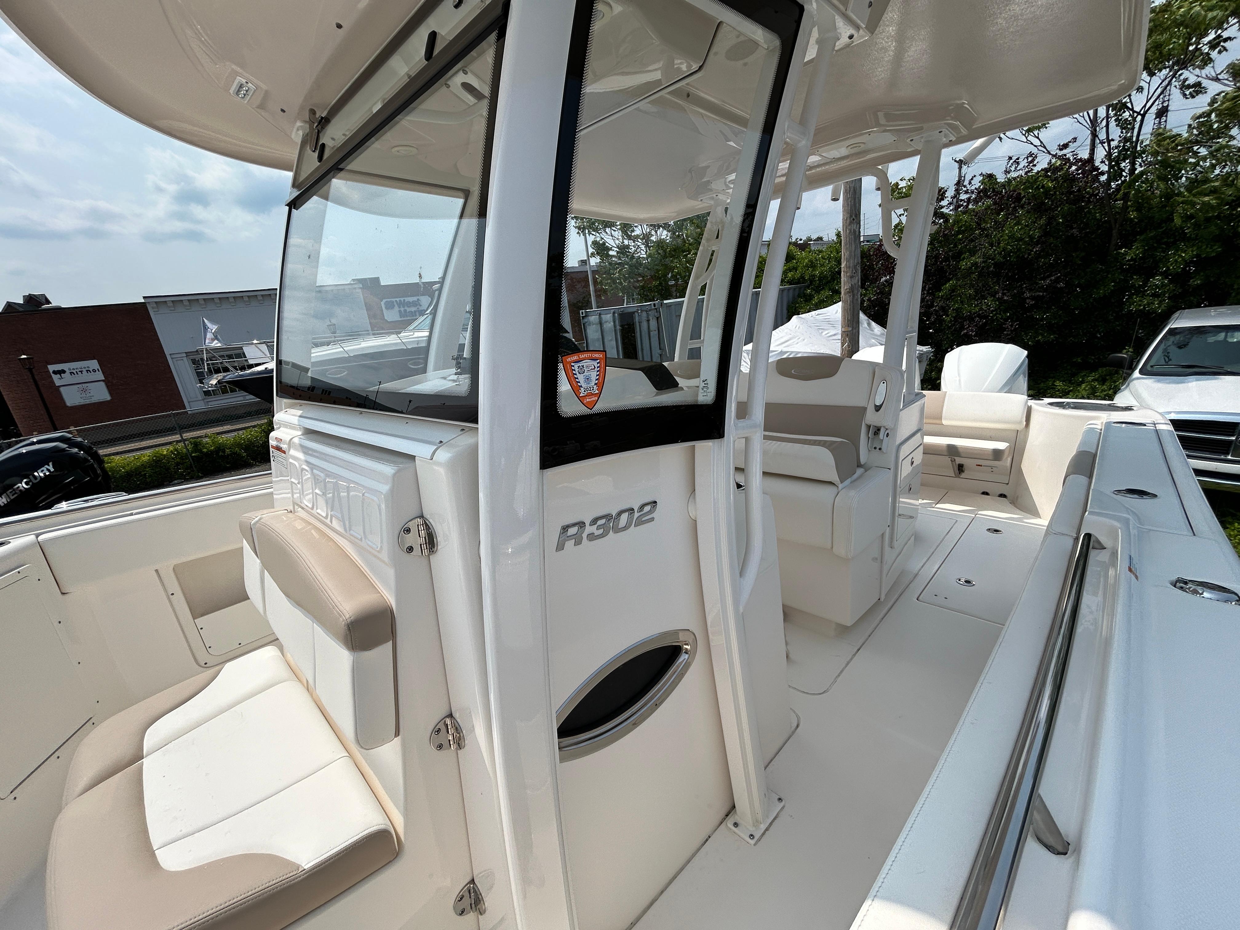 2018-robalo-r302-center-console-power-9819227-20250611131926930-1_XLARGE