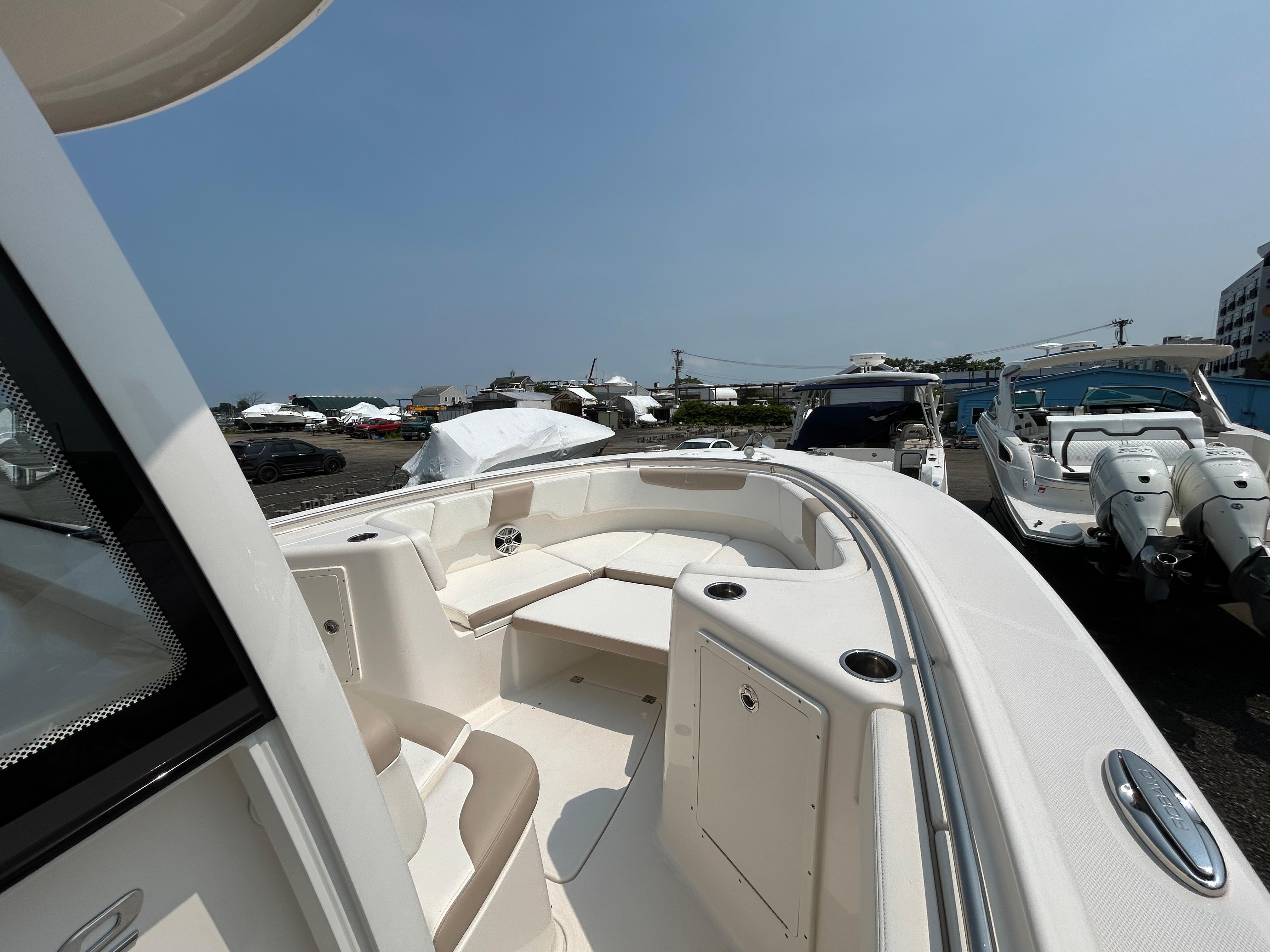 2018-robalo-r302-center-console-power-9819227-20250611131932655-1_XLARGE
