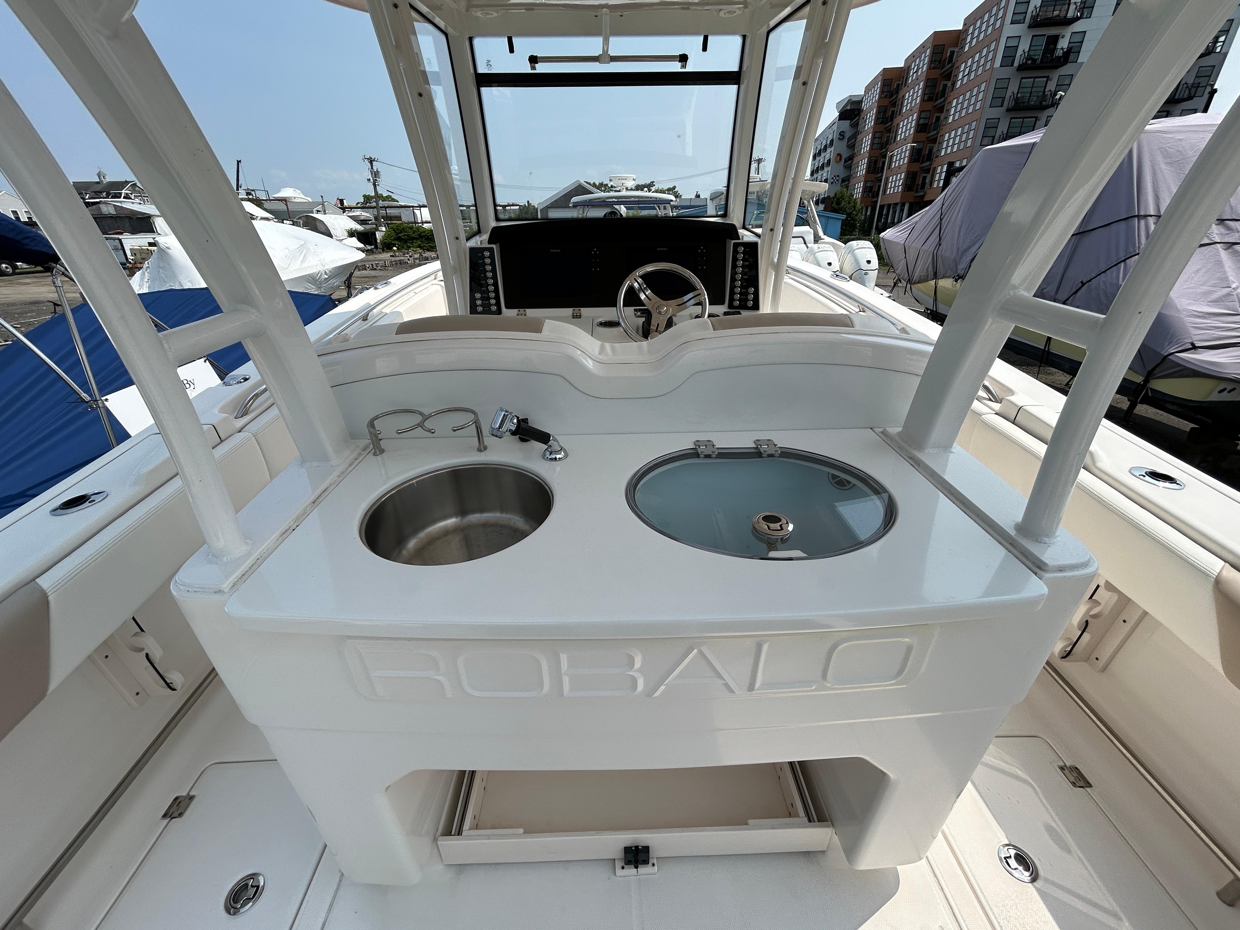 2018-robalo-r302-center-console-power-9819227-20250611131944857-1_XLARGE
