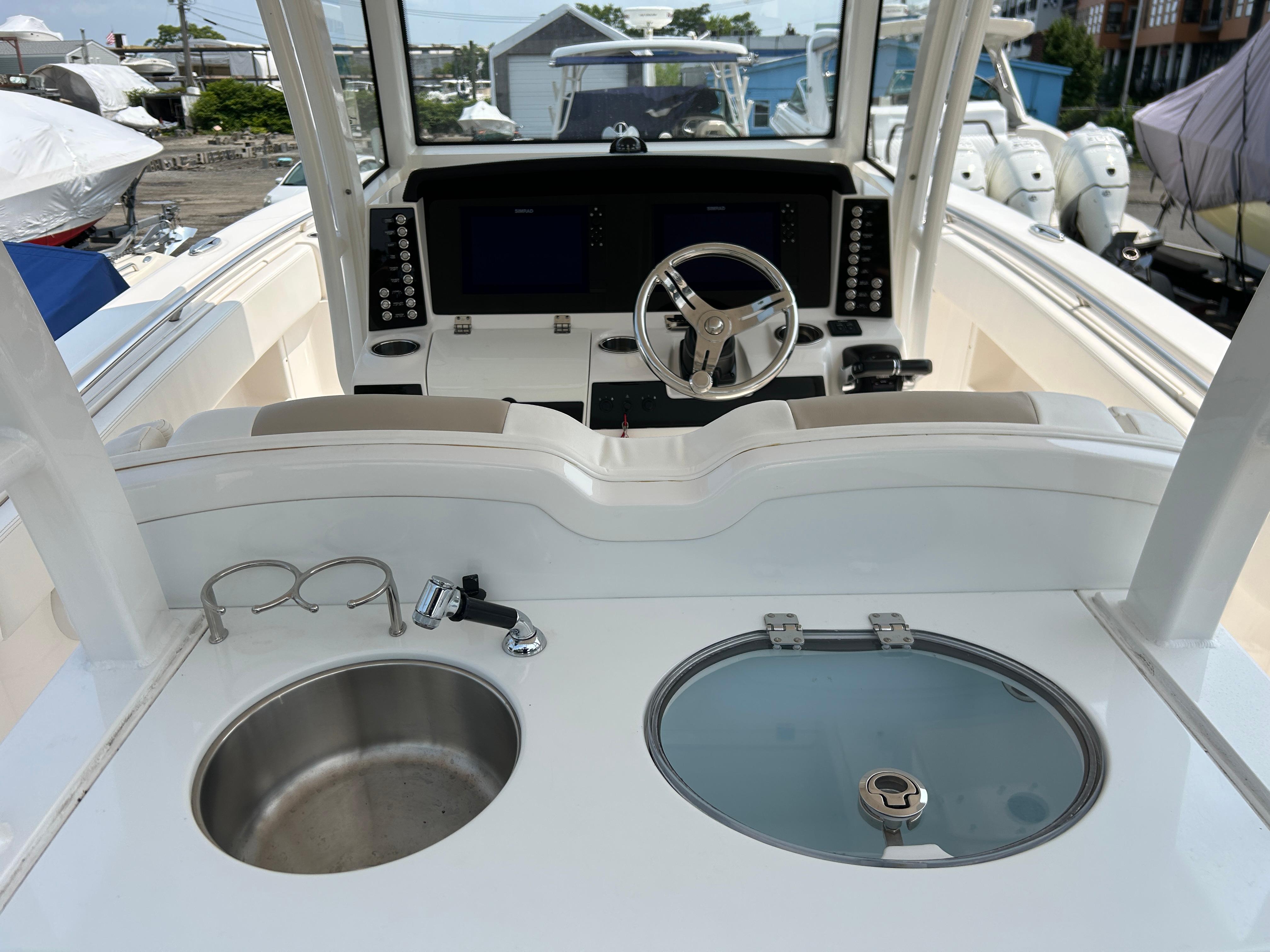 2018-robalo-r302-center-console-power-9819227-20250611131947675-1_XLARGE