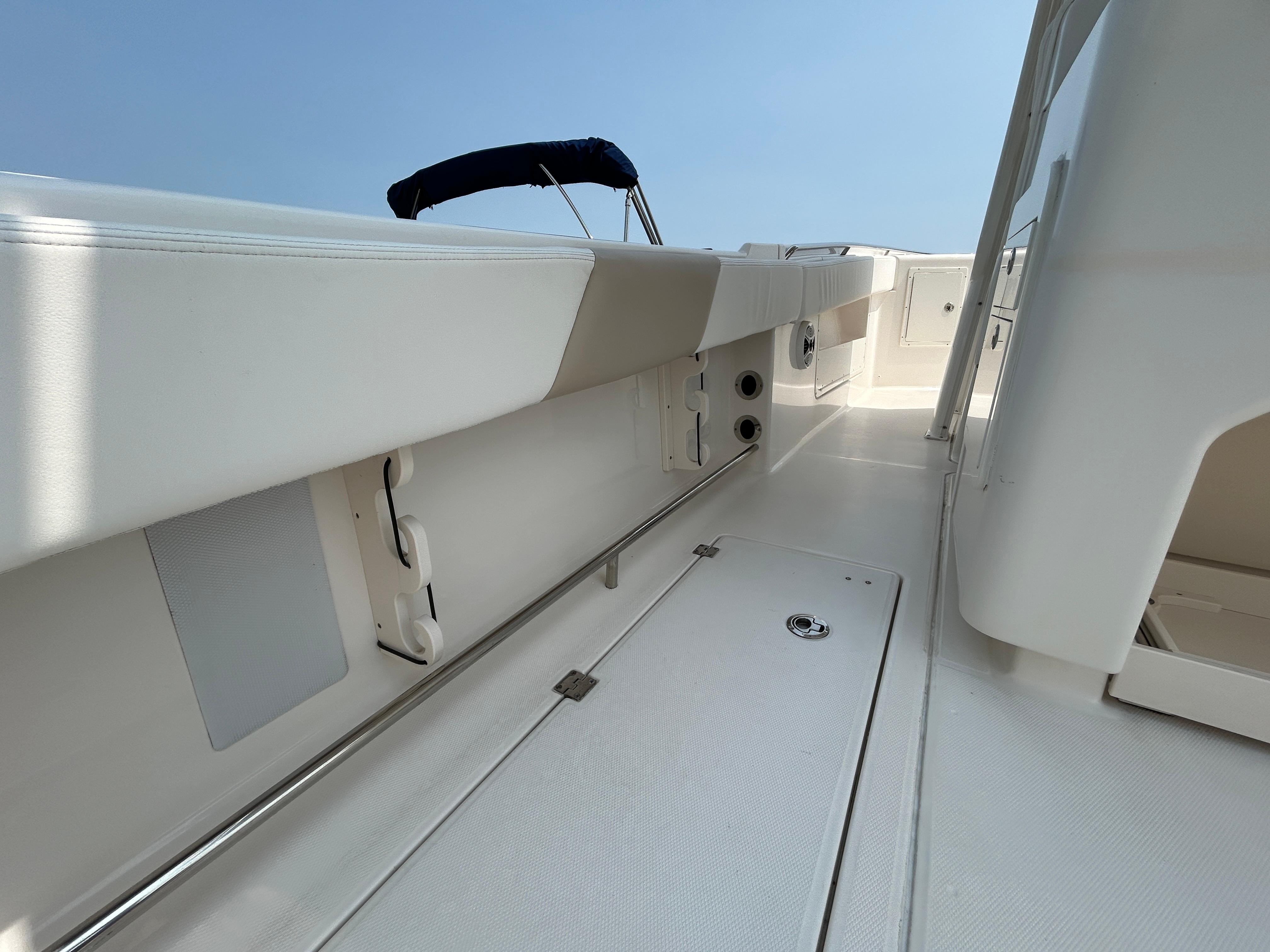 2018-robalo-r302-center-console-power-9819227-20250611131956751-1_XLARGE