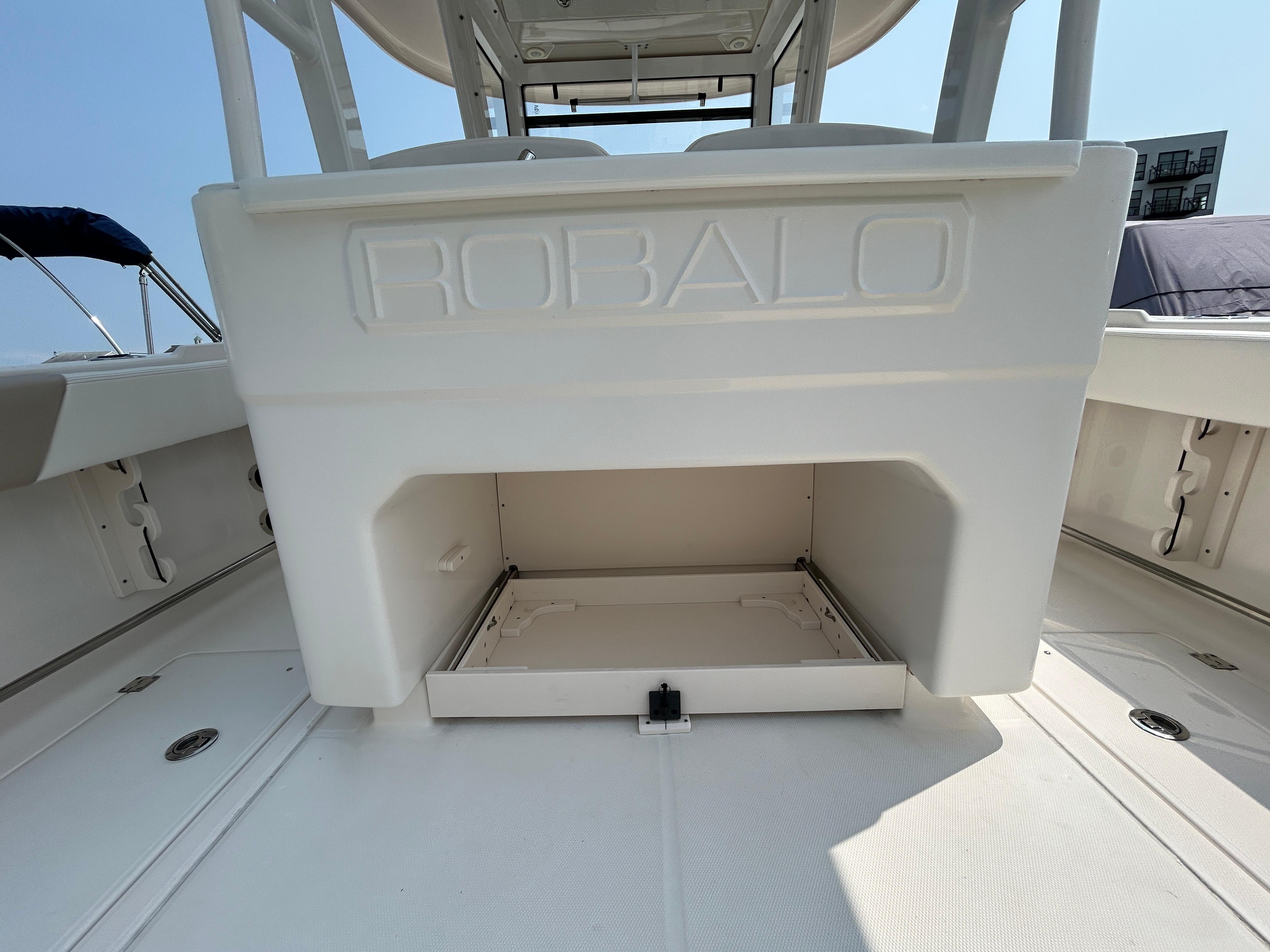 2018-robalo-r302-center-console-power-9819227-20250611131959773-1_XLARGE