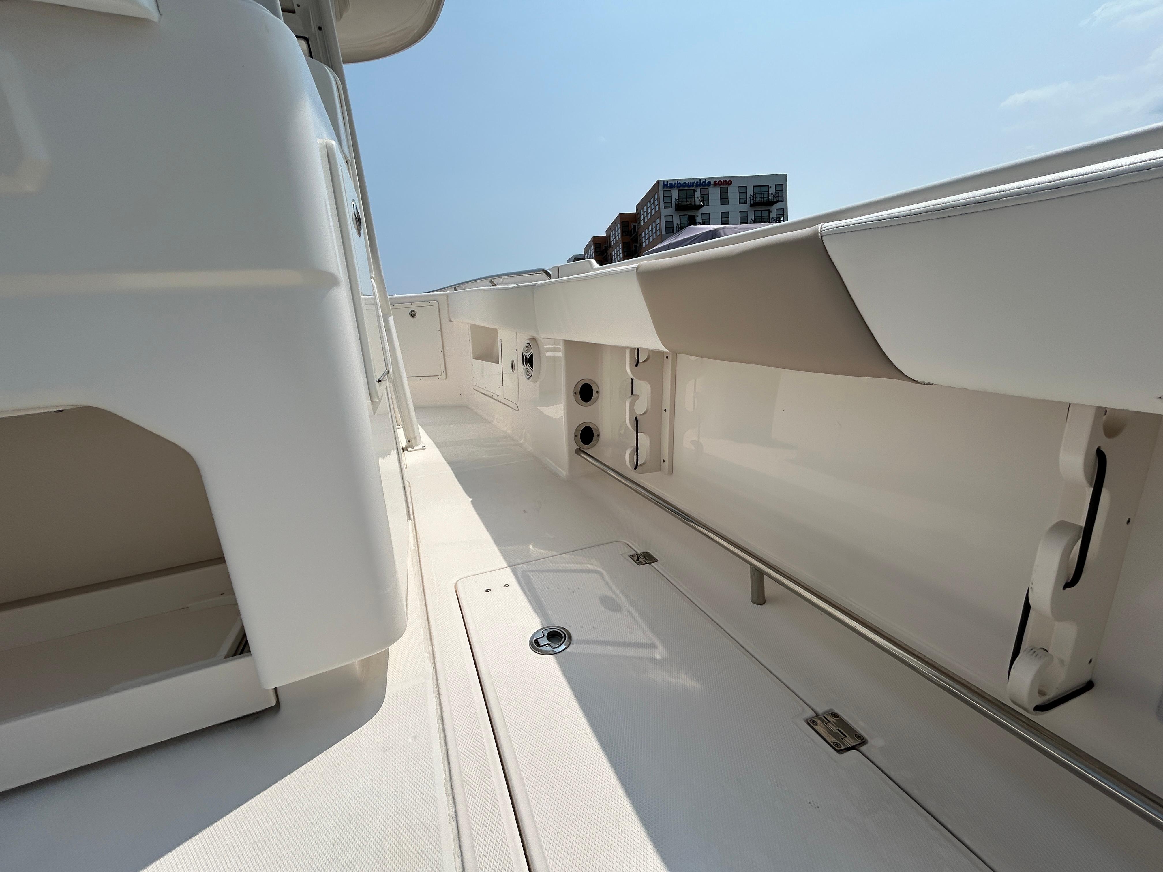 2018-robalo-r302-center-console-power-9819227-20250611132002762-1_XLARGE