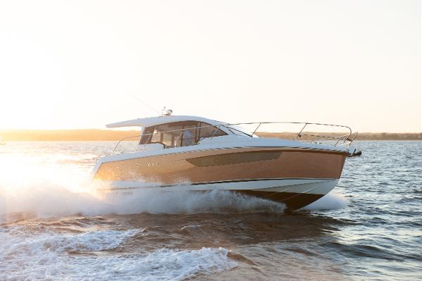 Sealine C335