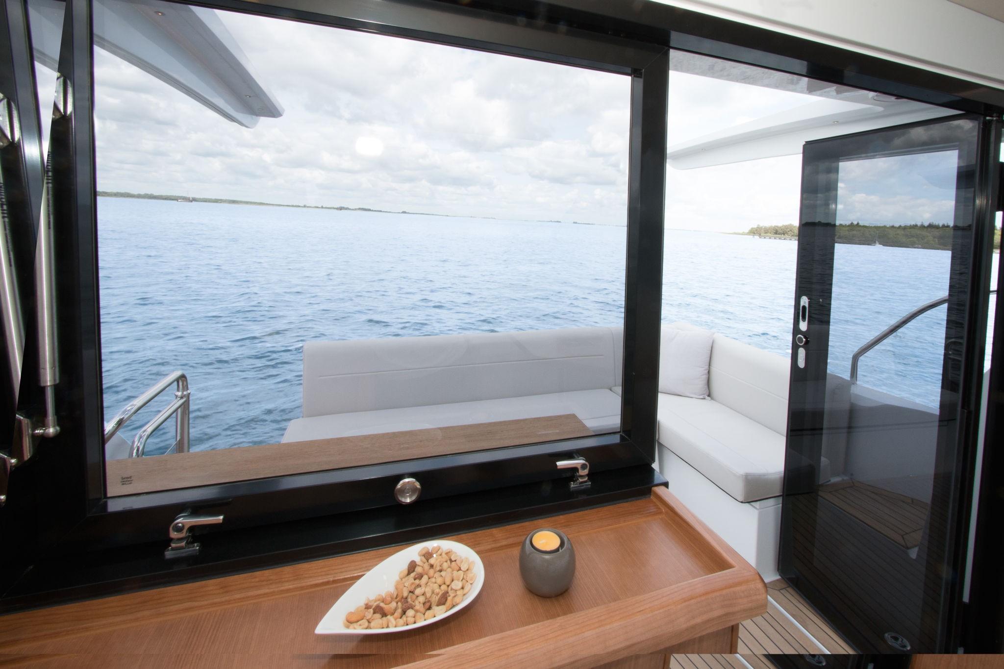 Sealine C335