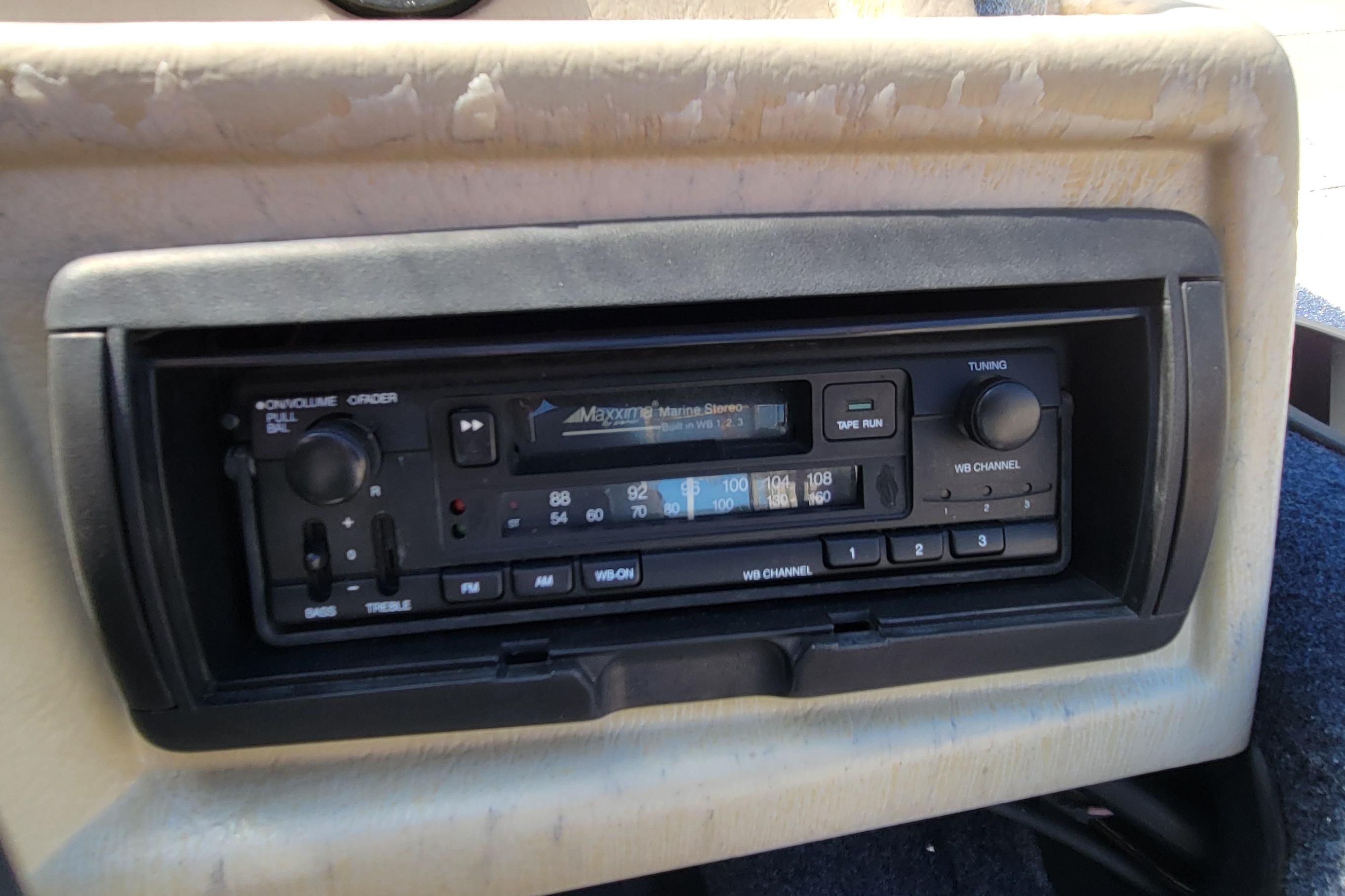 1997 Sea Nymph 168 DLX boat stereo system with Maxxima Marine Stereo controls.