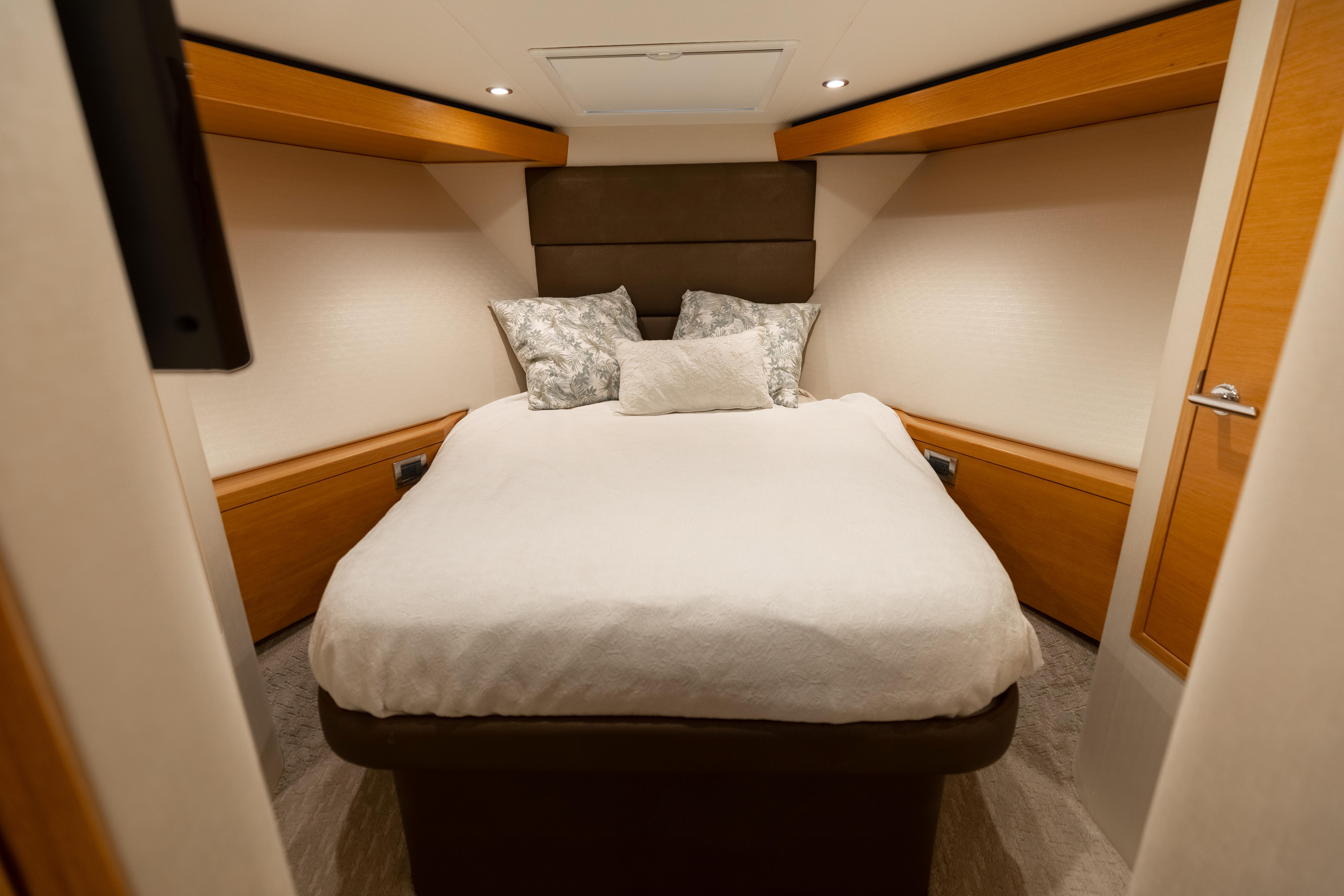 2016 Hatteras GT60  KNOT ON CALL  VIP Stateroom