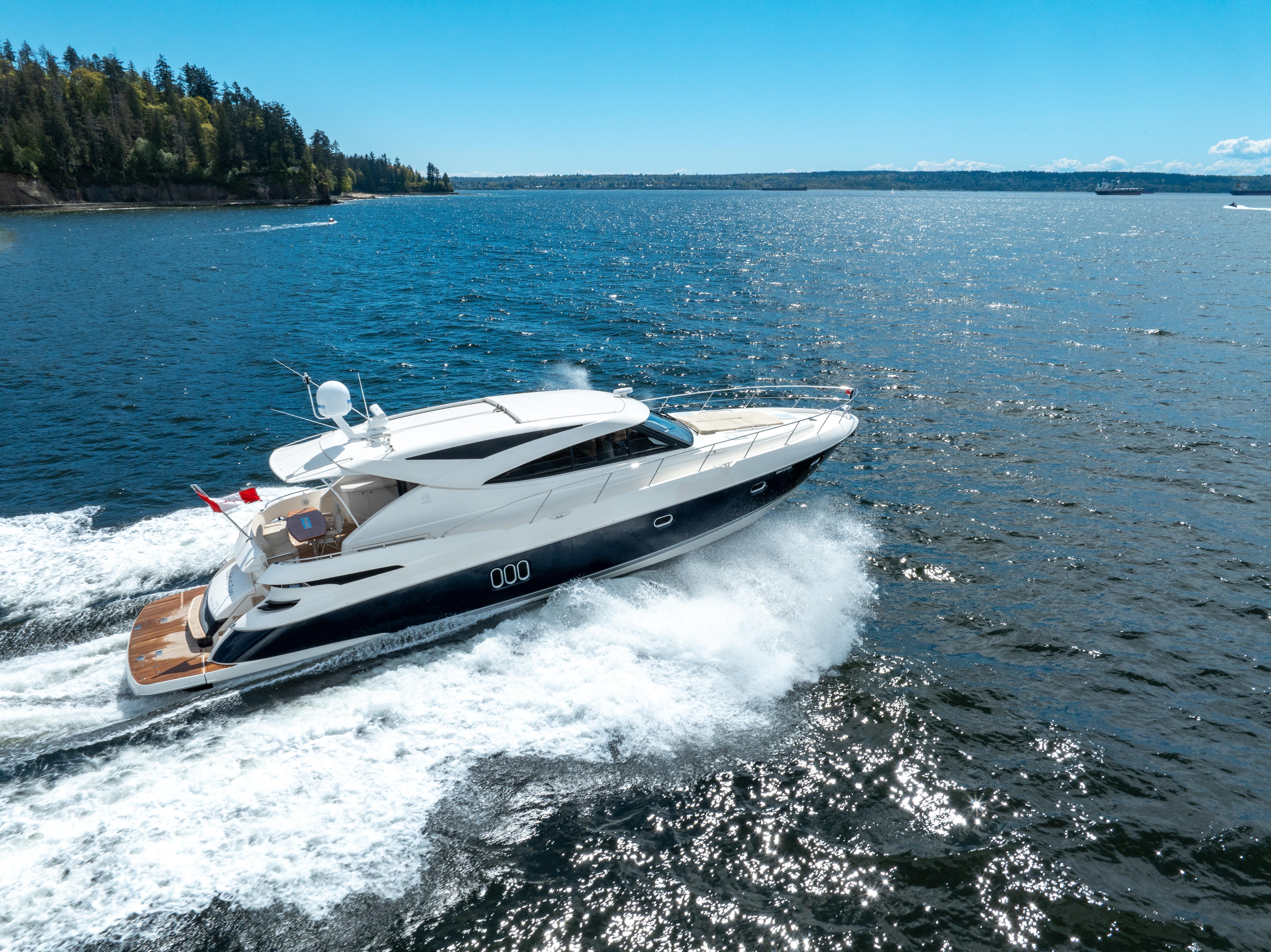 2014 Riviera 5800 Sport Yacht