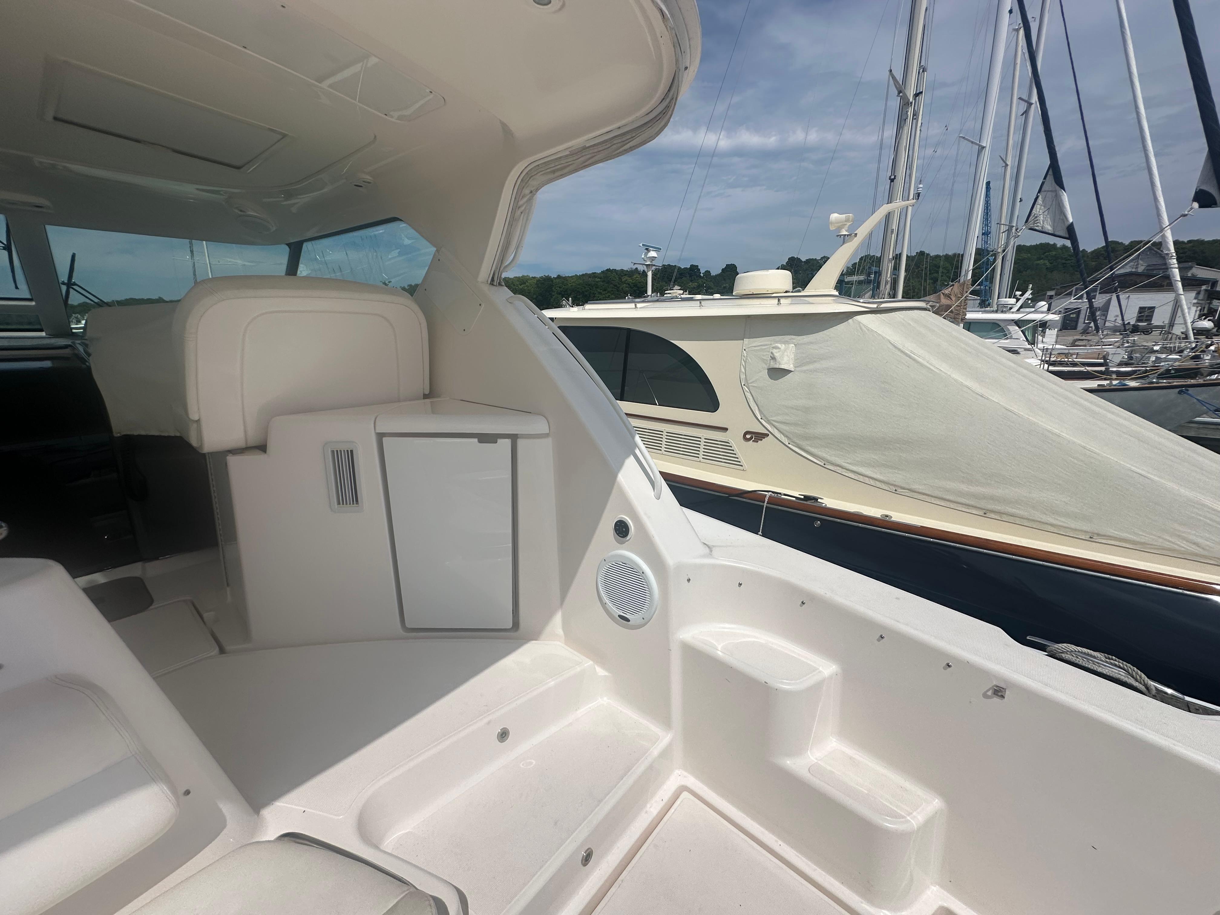 Tiara Yachts-4300 Sovran 2007-Selladoor (previously Czech Mate) WI-US-7809293 | Thumbnail