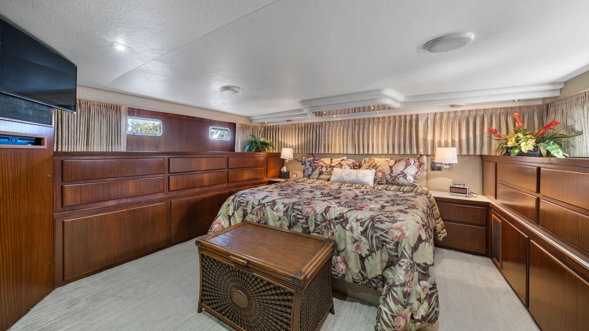 Hatteras 70 Joie De Vie- Stateroom