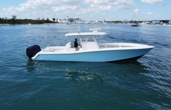 2015 Invincible 39' Photo of 2015 Invincible 39'