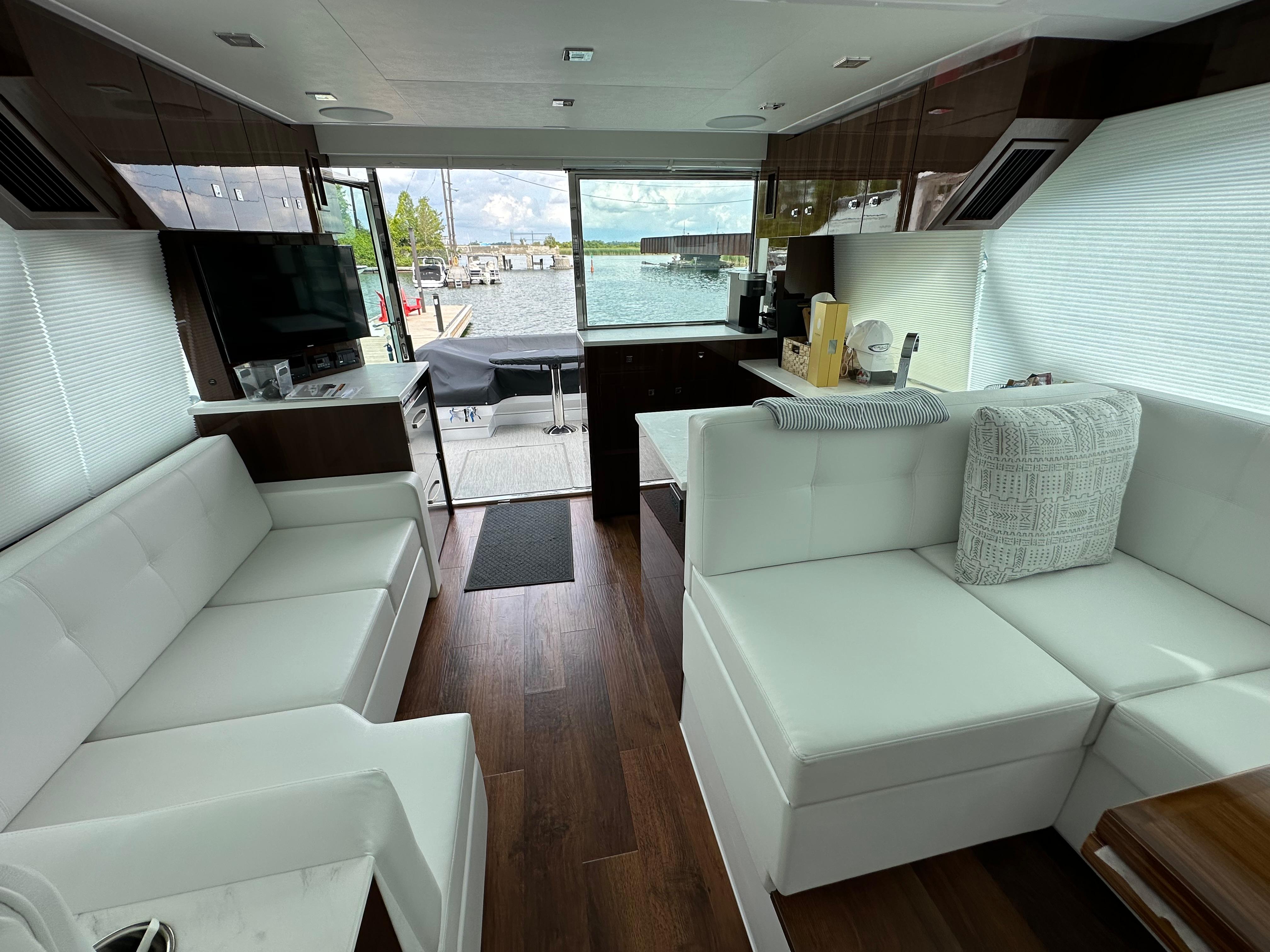 2022-cruisers-yachts-50-cantius-power-9689315-20250220103411211-1_XLARGE