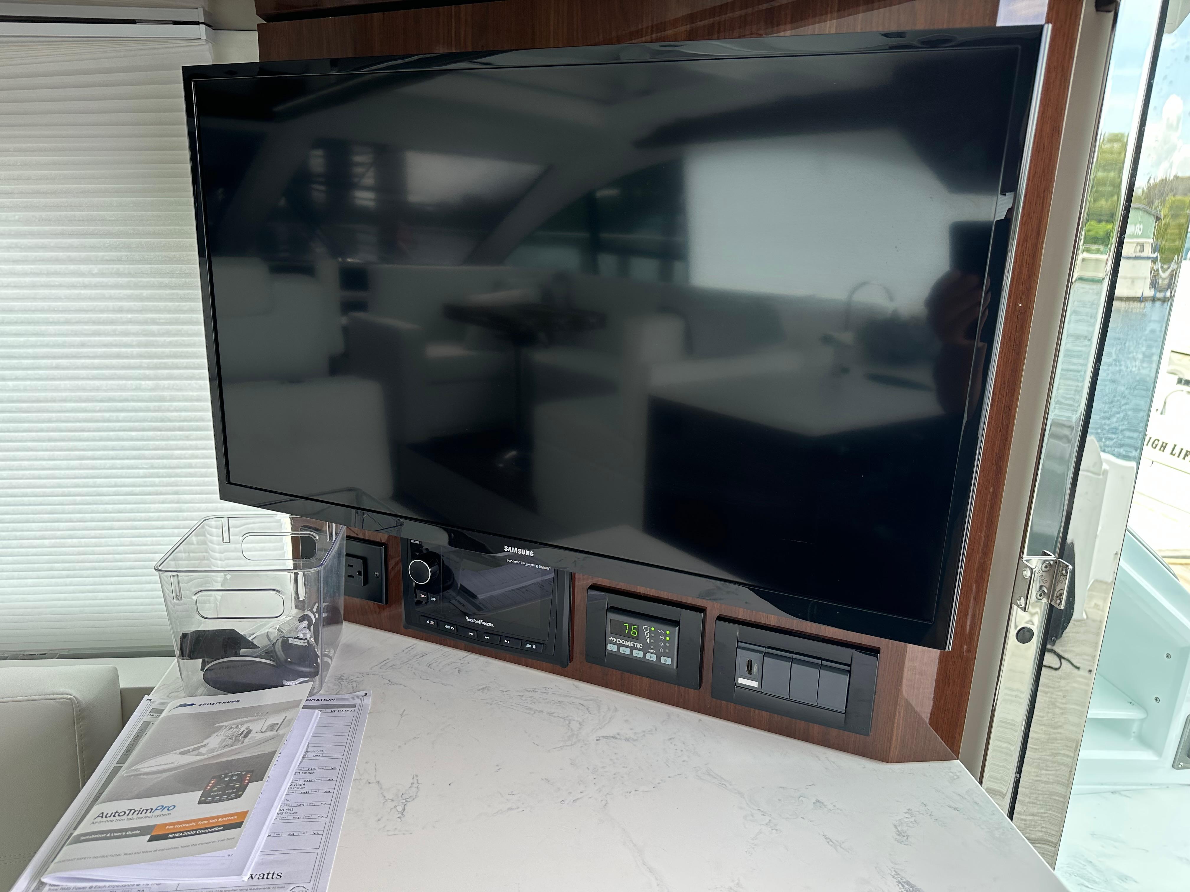 2022-cruisers-yachts-50-cantius-power-9689315-20250220103447091-1_XLARGE