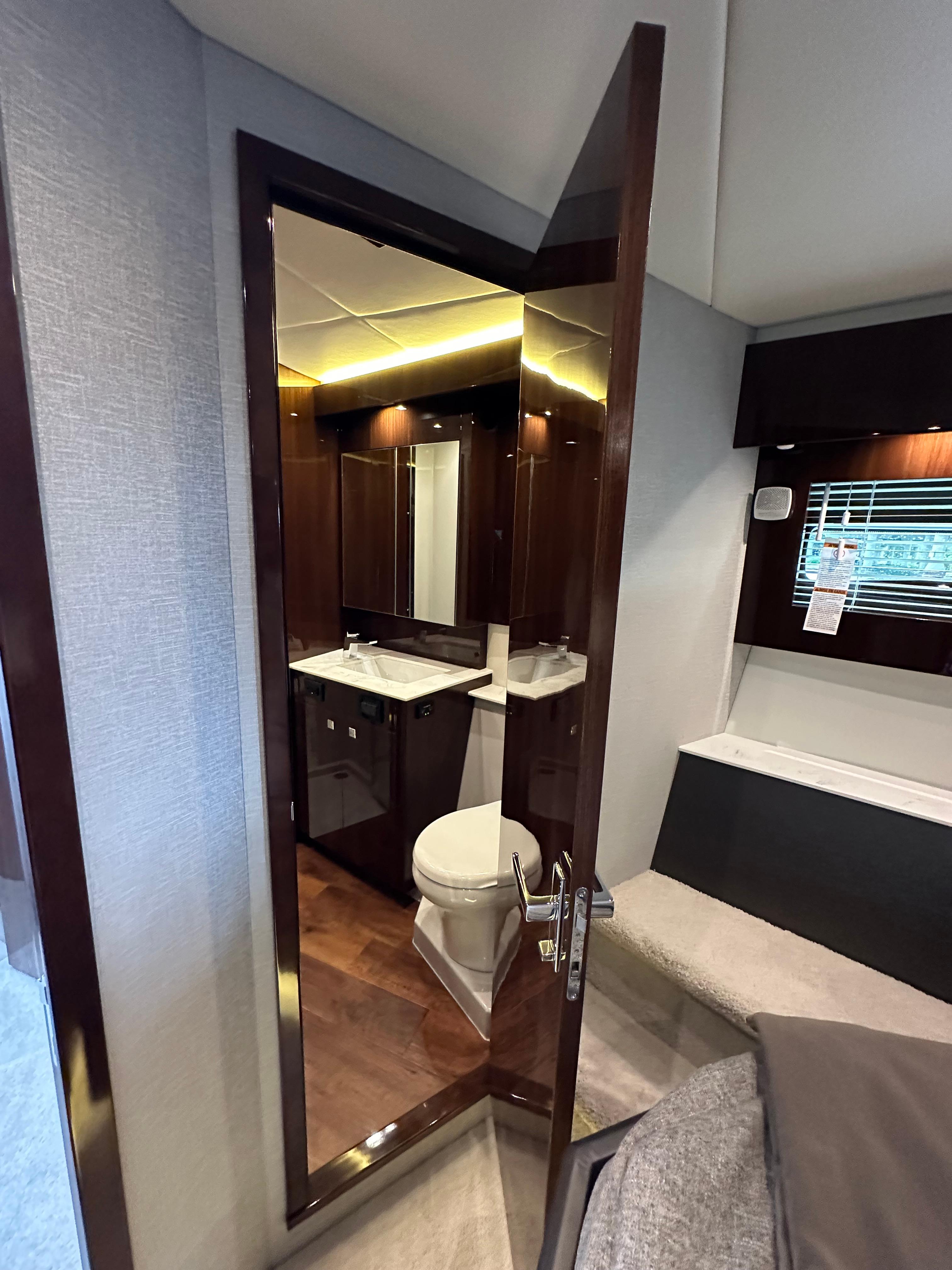 2022-cruisers-yachts-50-cantius-power-9689315-20250220103526317-1_XLARGE