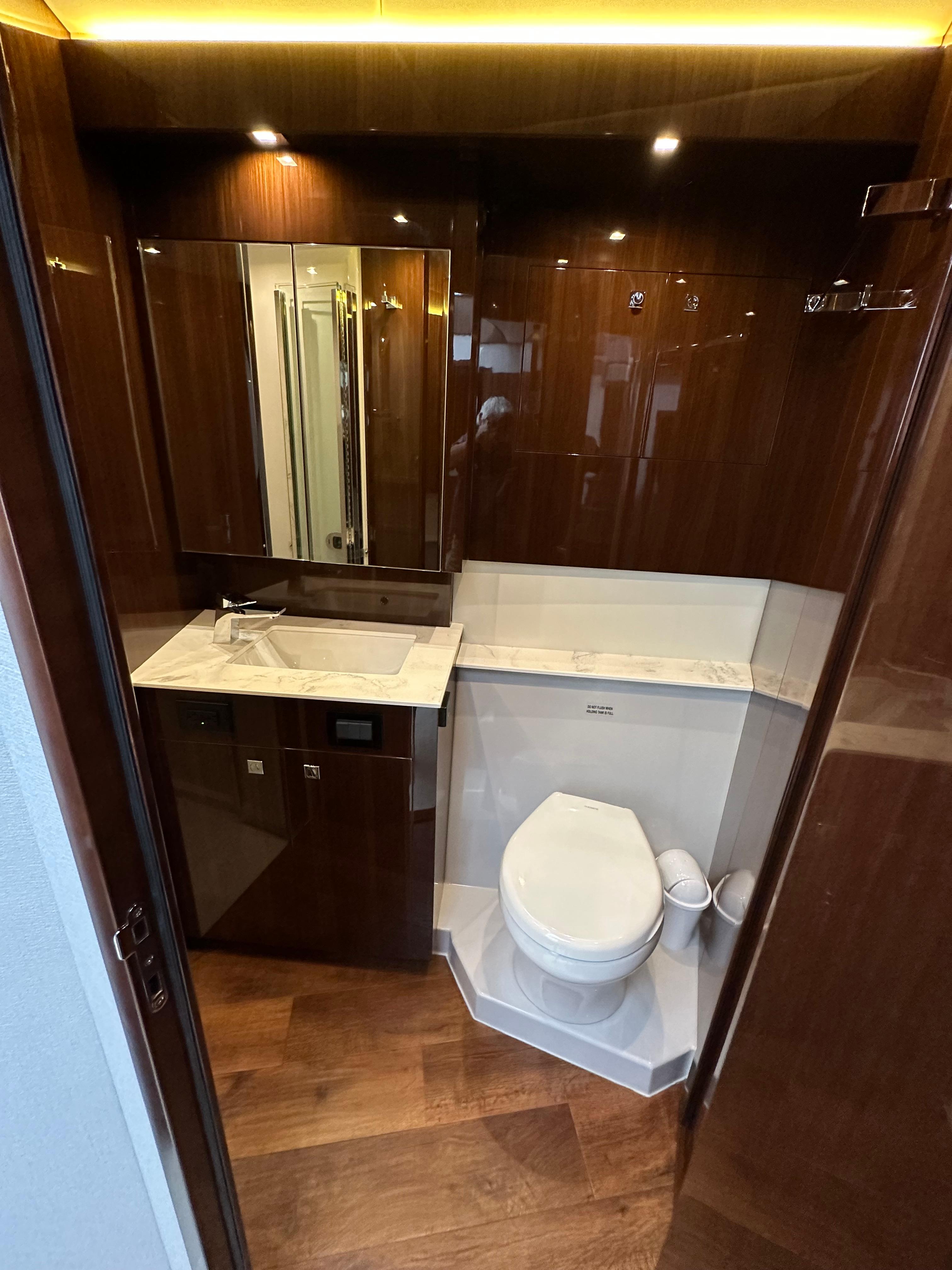 2022-cruisers-yachts-50-cantius-power-9689315-20250220103530192-1_XLARGE