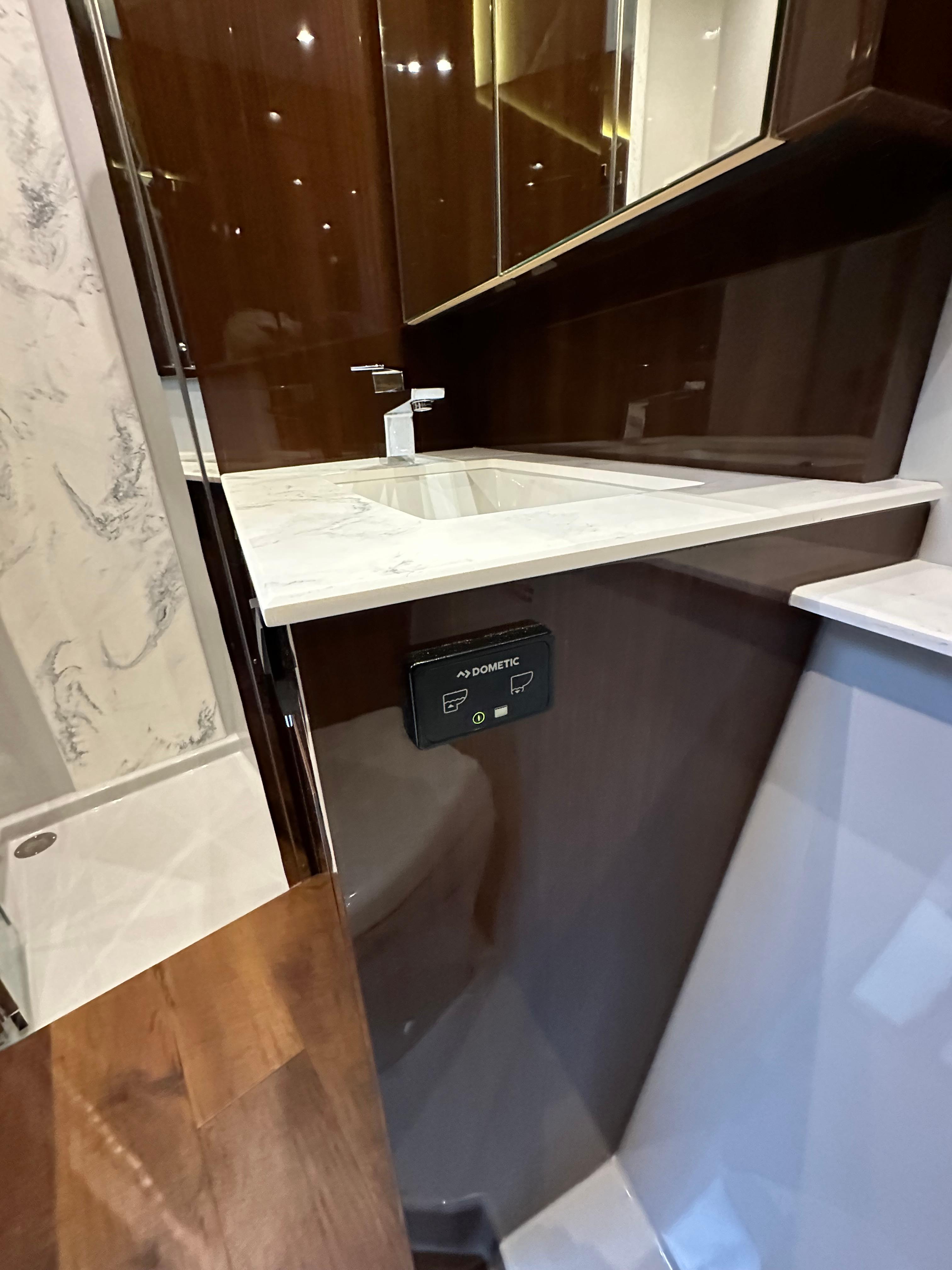 2022-cruisers-yachts-50-cantius-power-9689315-20250220103538188-1_XLARGE