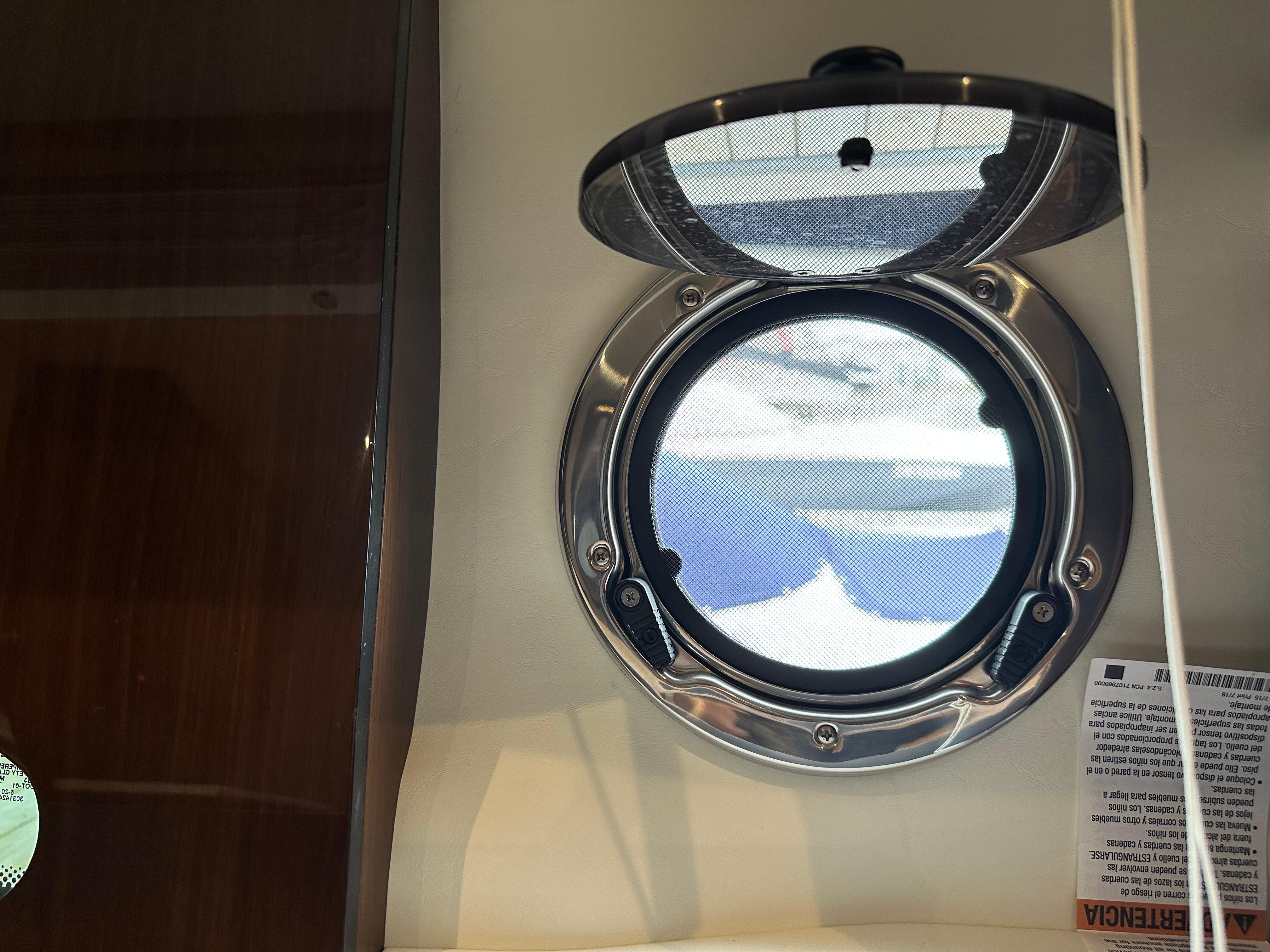 2022-cruisers-yachts-50-cantius-power-9689315-20250220103621405-1_XLARGE