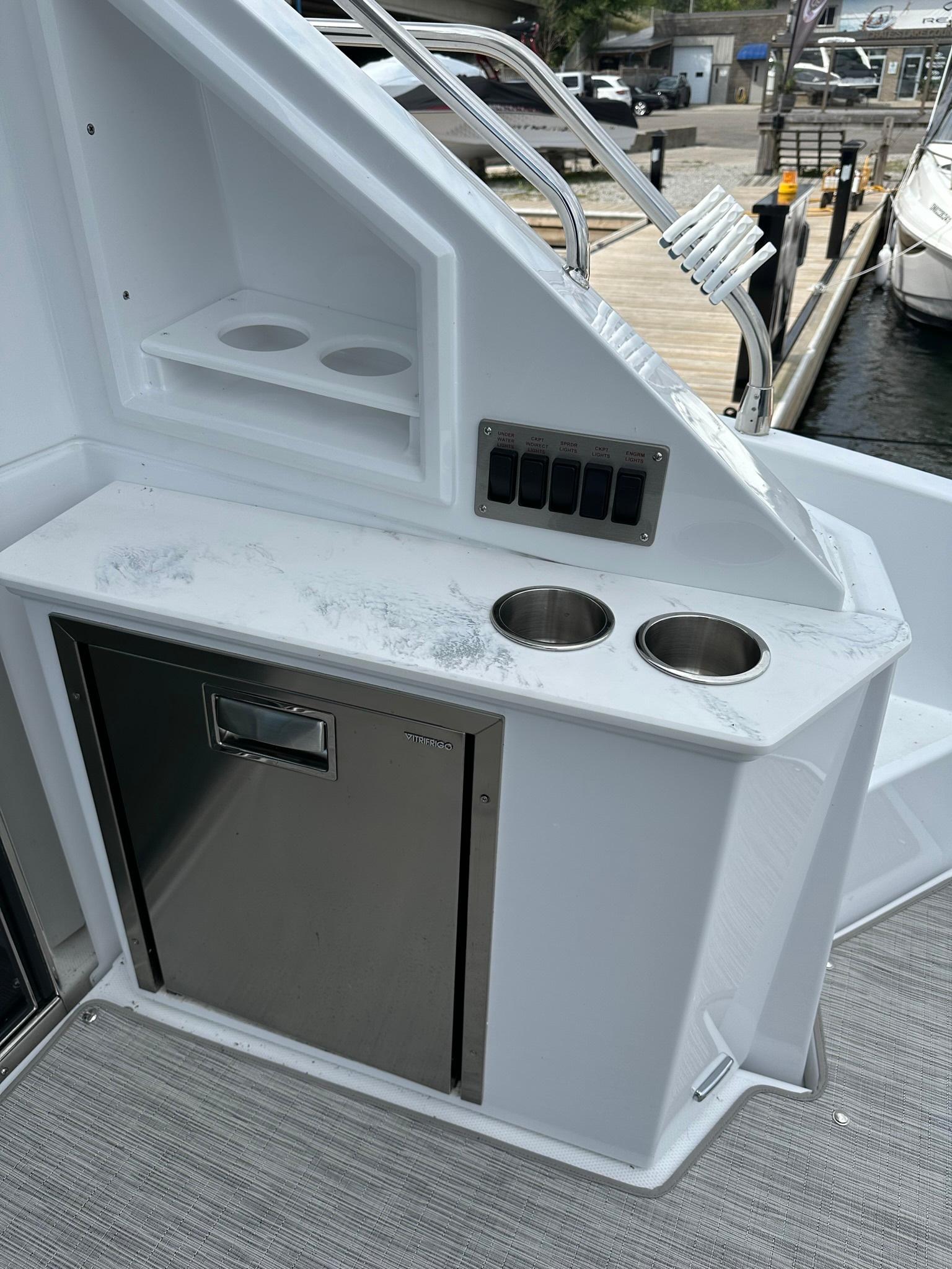 2022-cruisers-yachts-50-cantius-power-9689315-20250220103640938-1_XLARGE