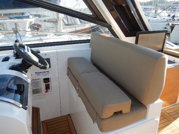 2012 Sealine SC35