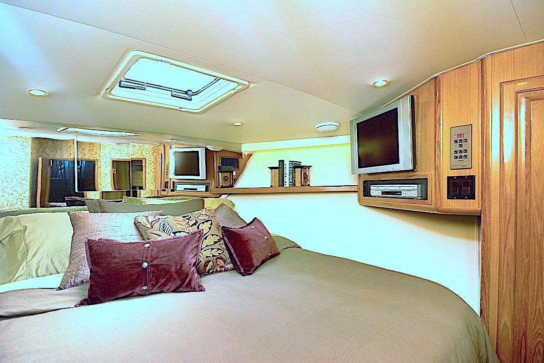 1998 72 Viking Enclosed Bridge Crown Royal Forward V Berth