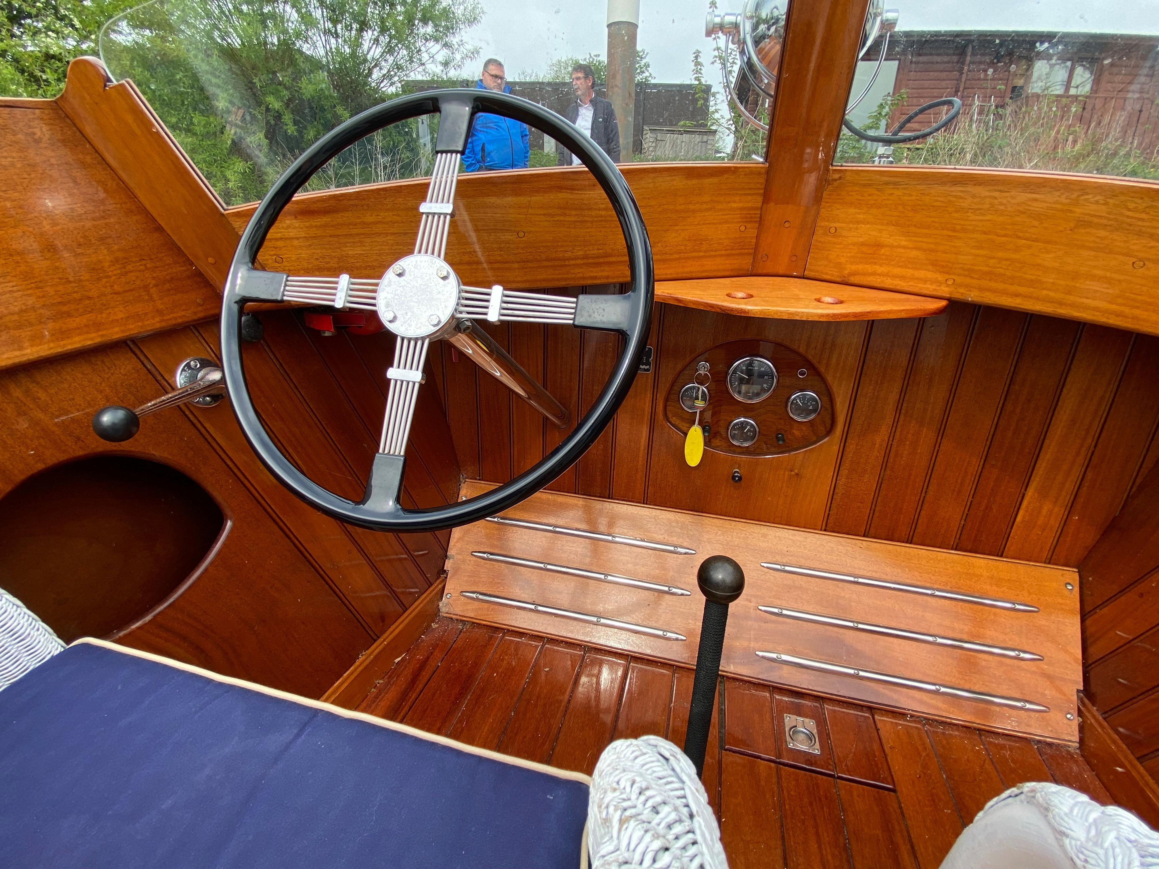1990 Classic Craft Slipper Launch