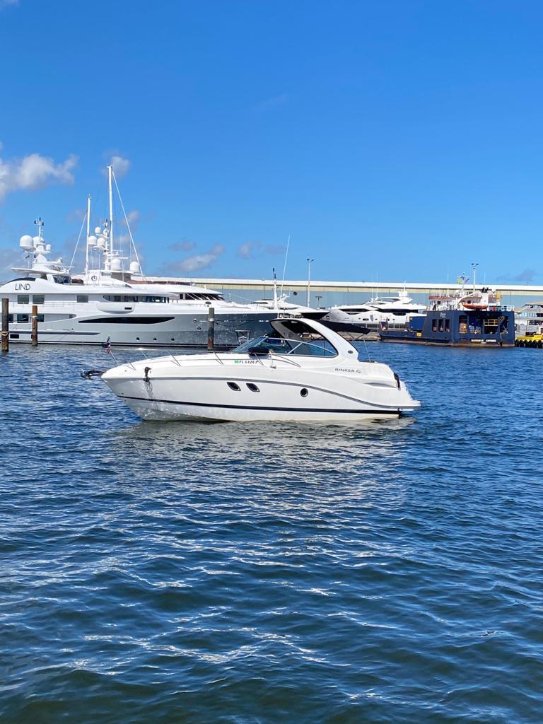2010 Rinker - Exterior profile on the water