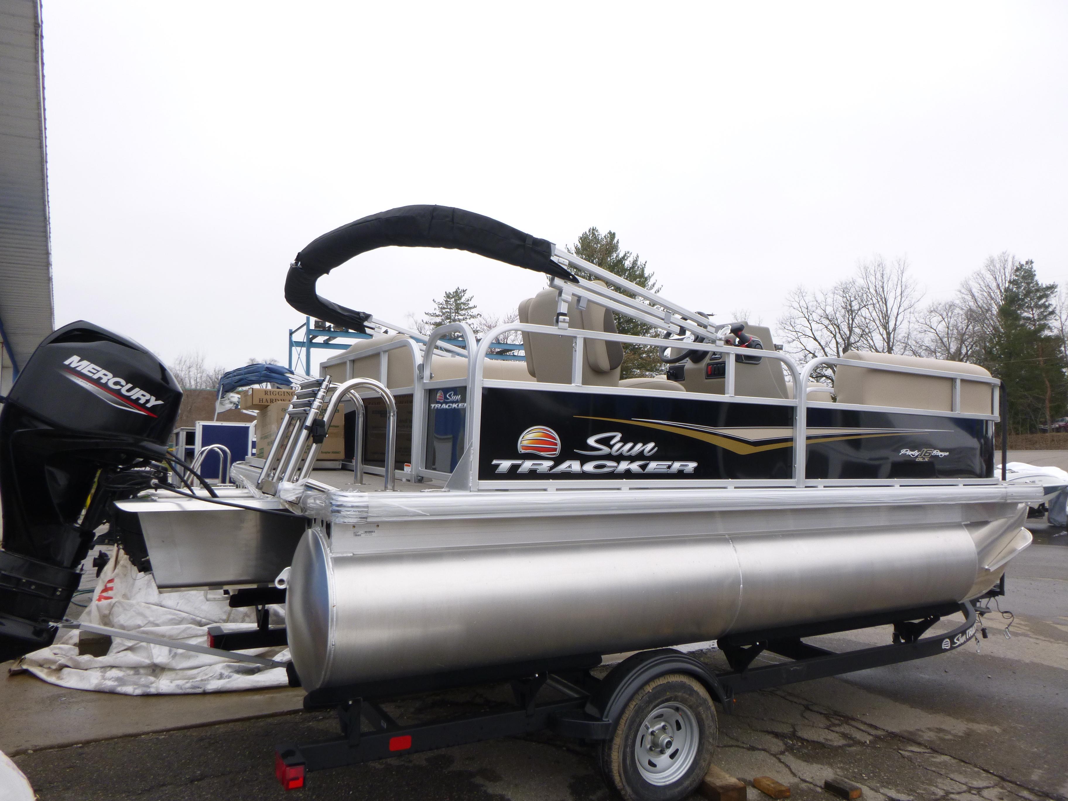 2025 Sun Tracker Party Barge 16 DLX Gallery