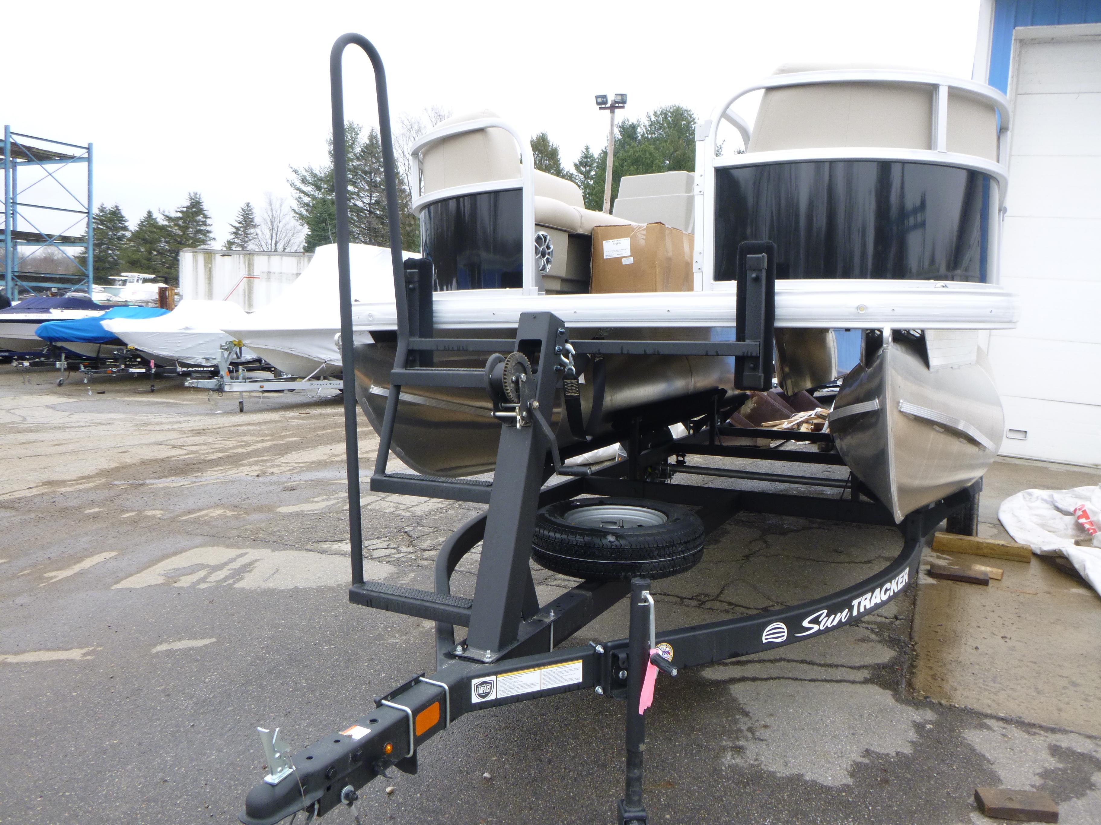 2025 Sun Tracker Party Barge 16 DLX Gallery