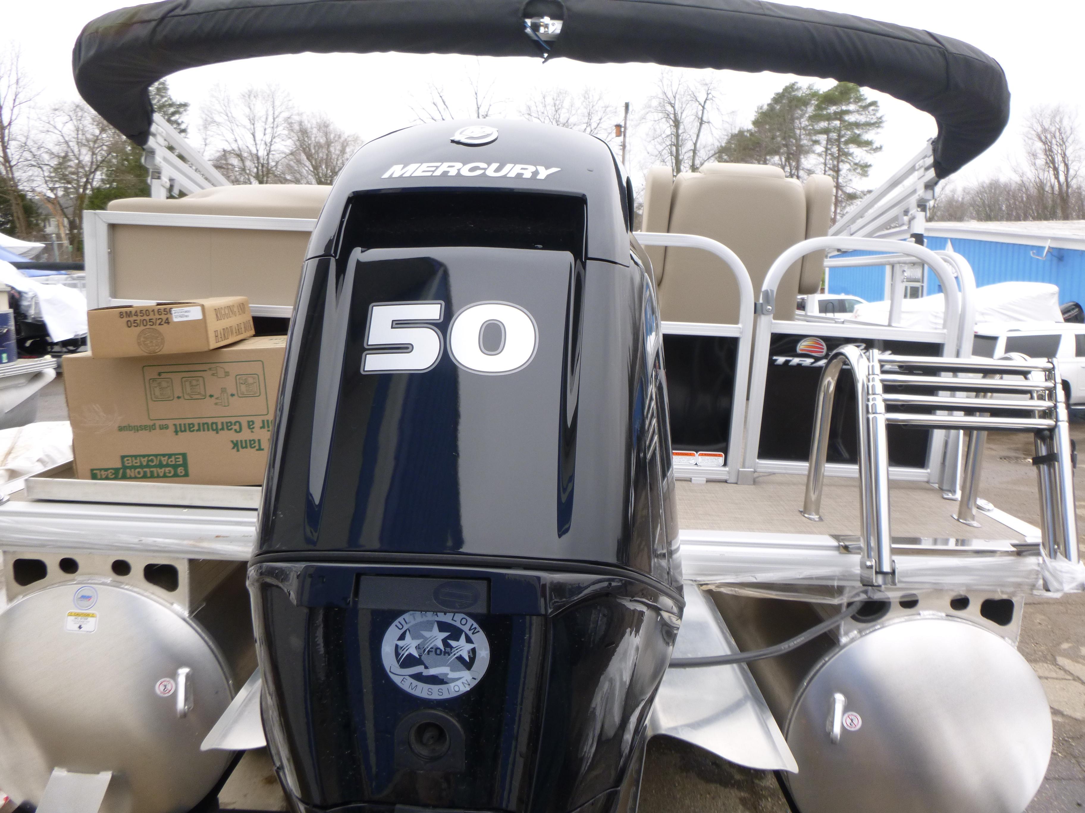 2025 Sun Tracker Party Barge 16 DLX Gallery
