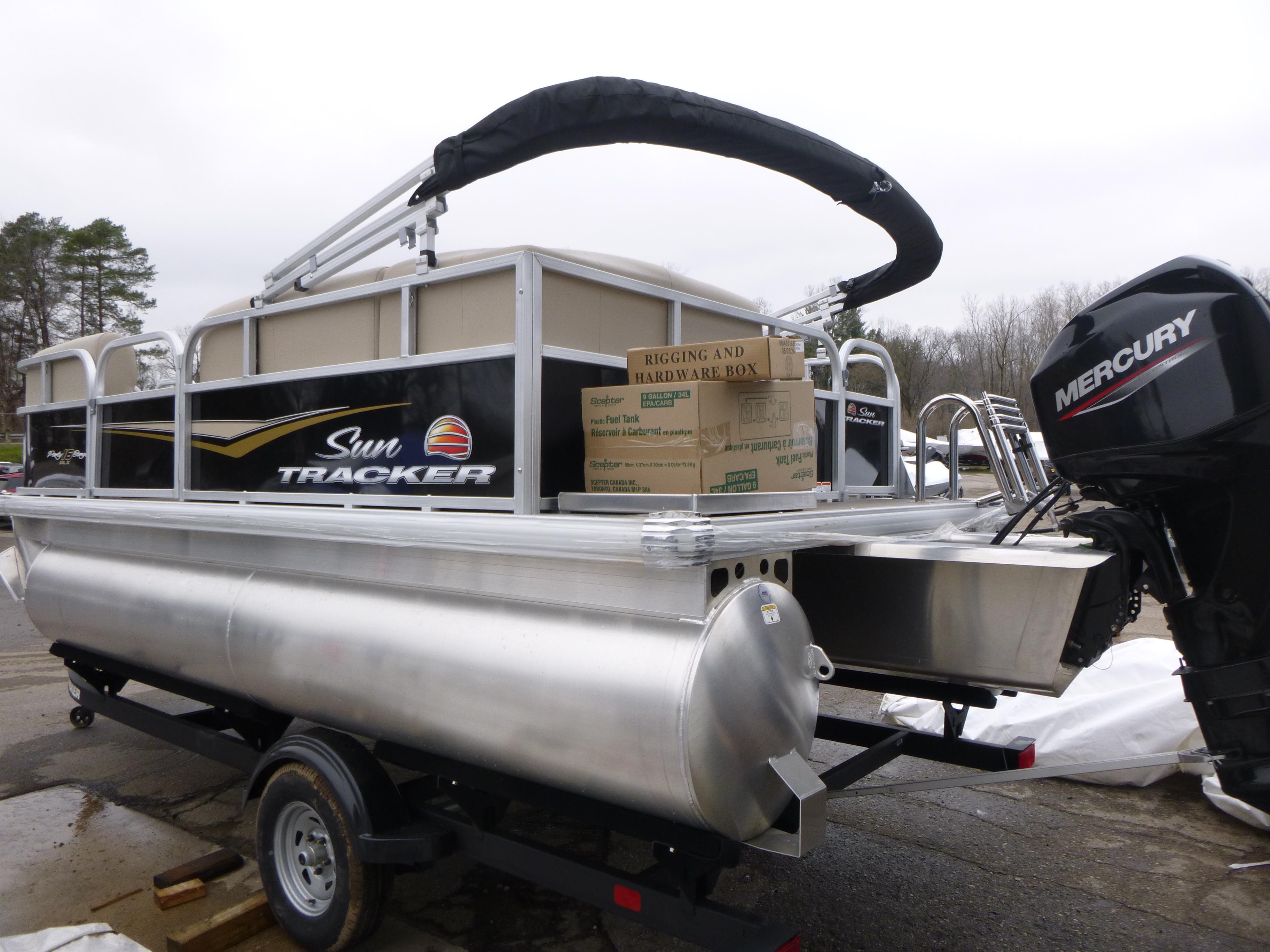 2025 Sun Tracker Party Barge 16 DLX Gallery